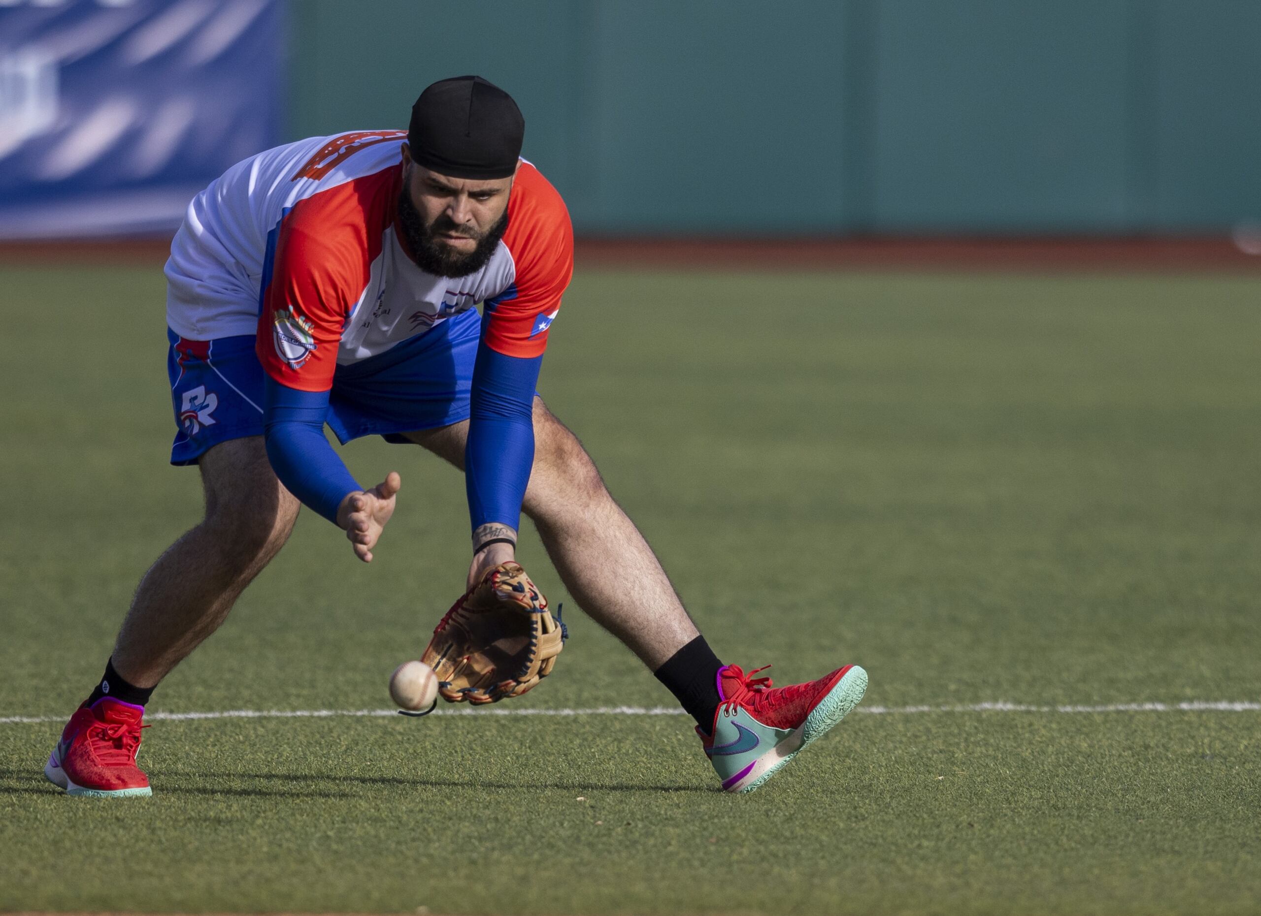 Emmanue Rivera vistió los colores de los Indios de Mayagüez, Cangrejeros de Santurce y Criollos de Caguas, con quienes ganó el campeonato de la Liga de Béisbol Profesional Roberto Clemente (LBPRC).