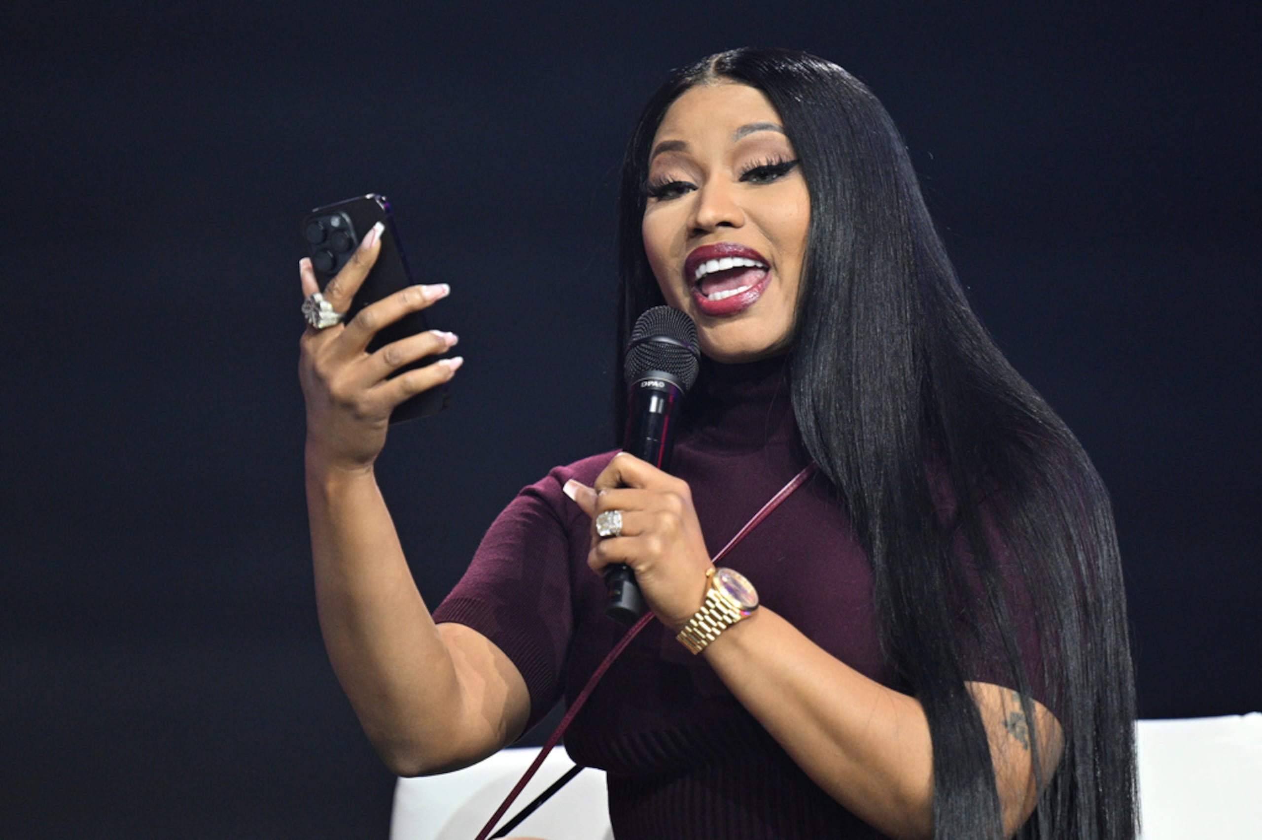 Nicki Minaj habla durante AmericaFest 2025 de Turning Point USA, el domingo 21 de diciembre de 2025, en Phoenix.