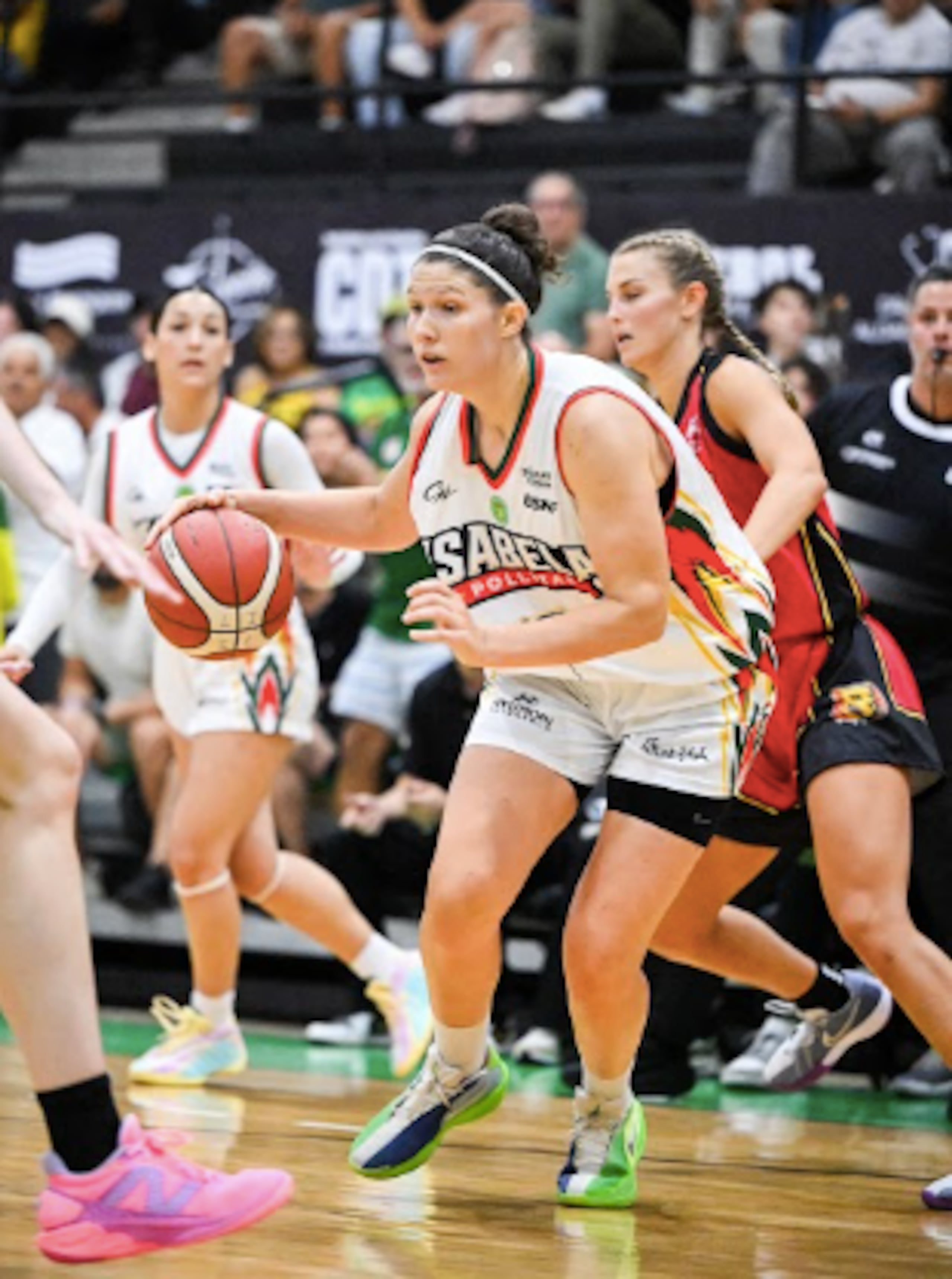 Camille Zimmerman, de las Pollitas de Isabela, maneja el balón durante un partido contra las Leonas de Ponce.