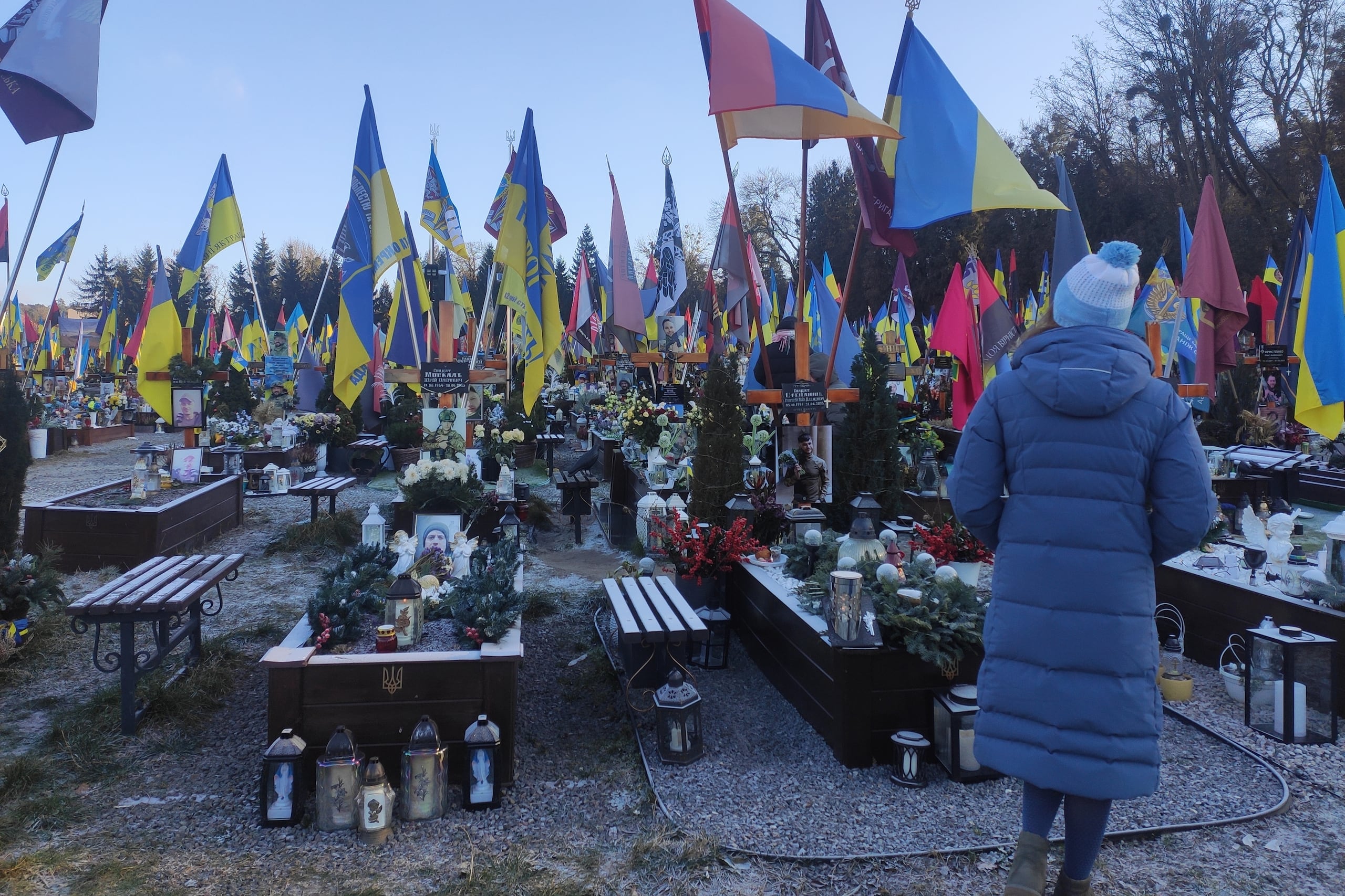 Familiares acuden a las tumbas de sus seres queridos, caídos en la Guerra contra Rusia. (EFE/ Rostyslav Averchuk)