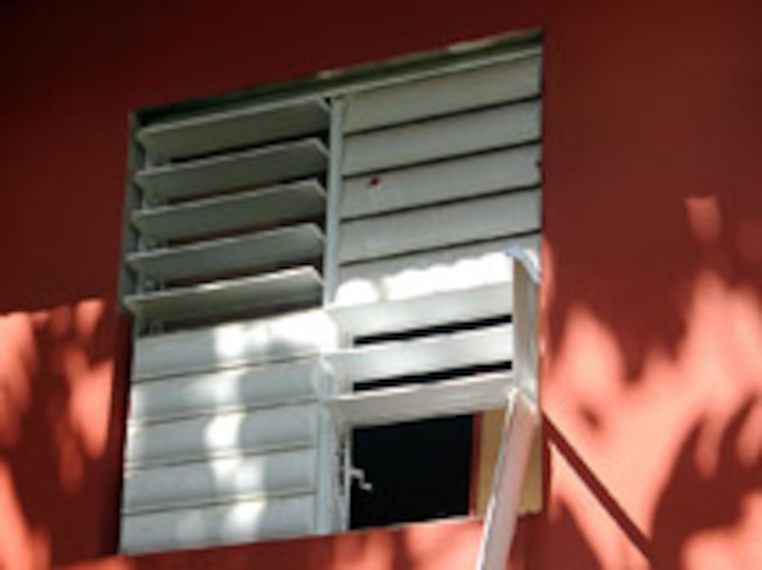 Foto de archivo de una ventana rota durante un escalamiento.