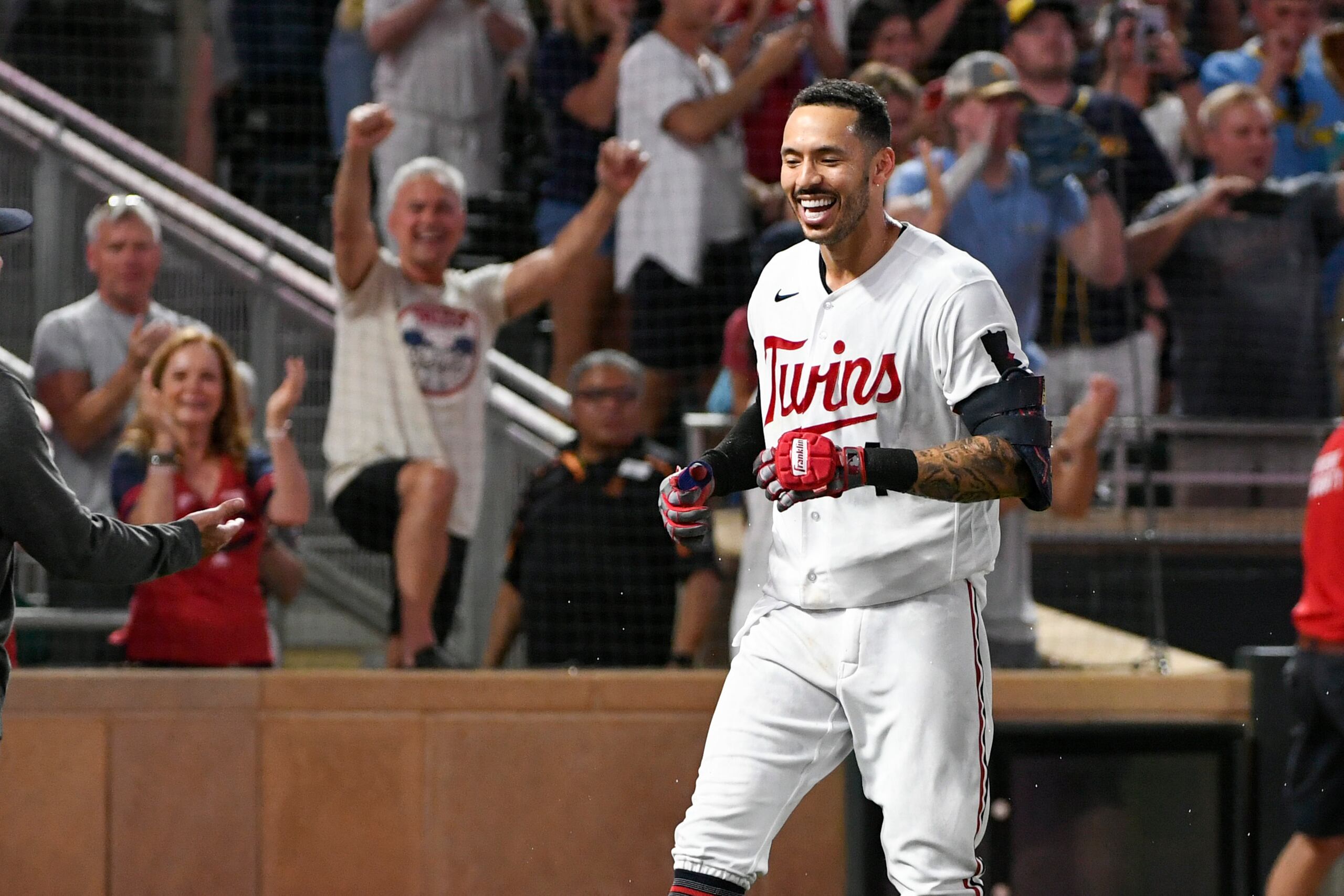 El puertorriqueño Carlos Correa, de los Twins de Minnesota, se goza el momento tras conectar un jonrón de dos carreras ante los Brewers de Milwaukee el martes.