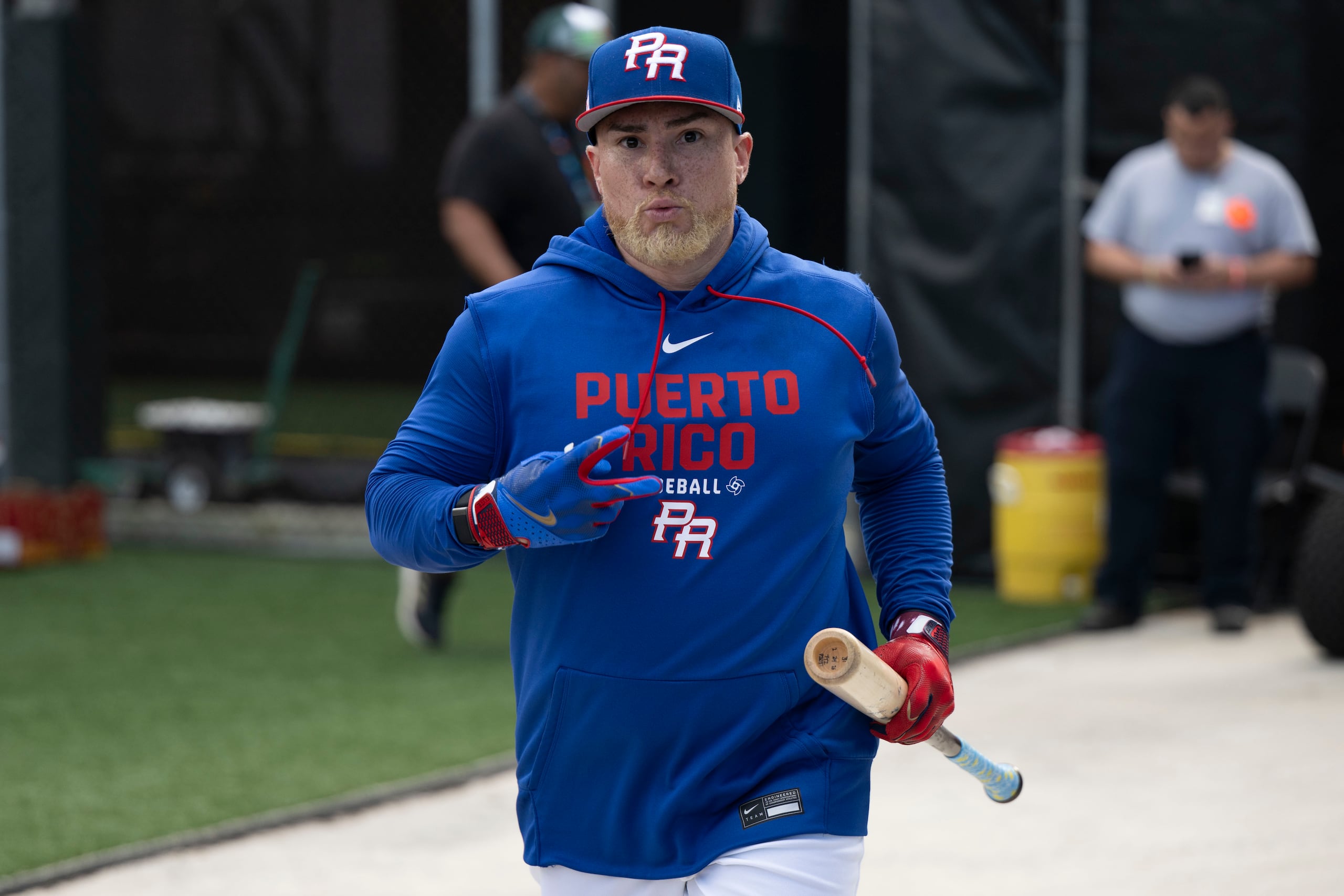 Christian Vázquez durante la práctica de bateo de Puerto Rico antes de su juego contra Panamá en el Clásico Mundial de Béisbol.