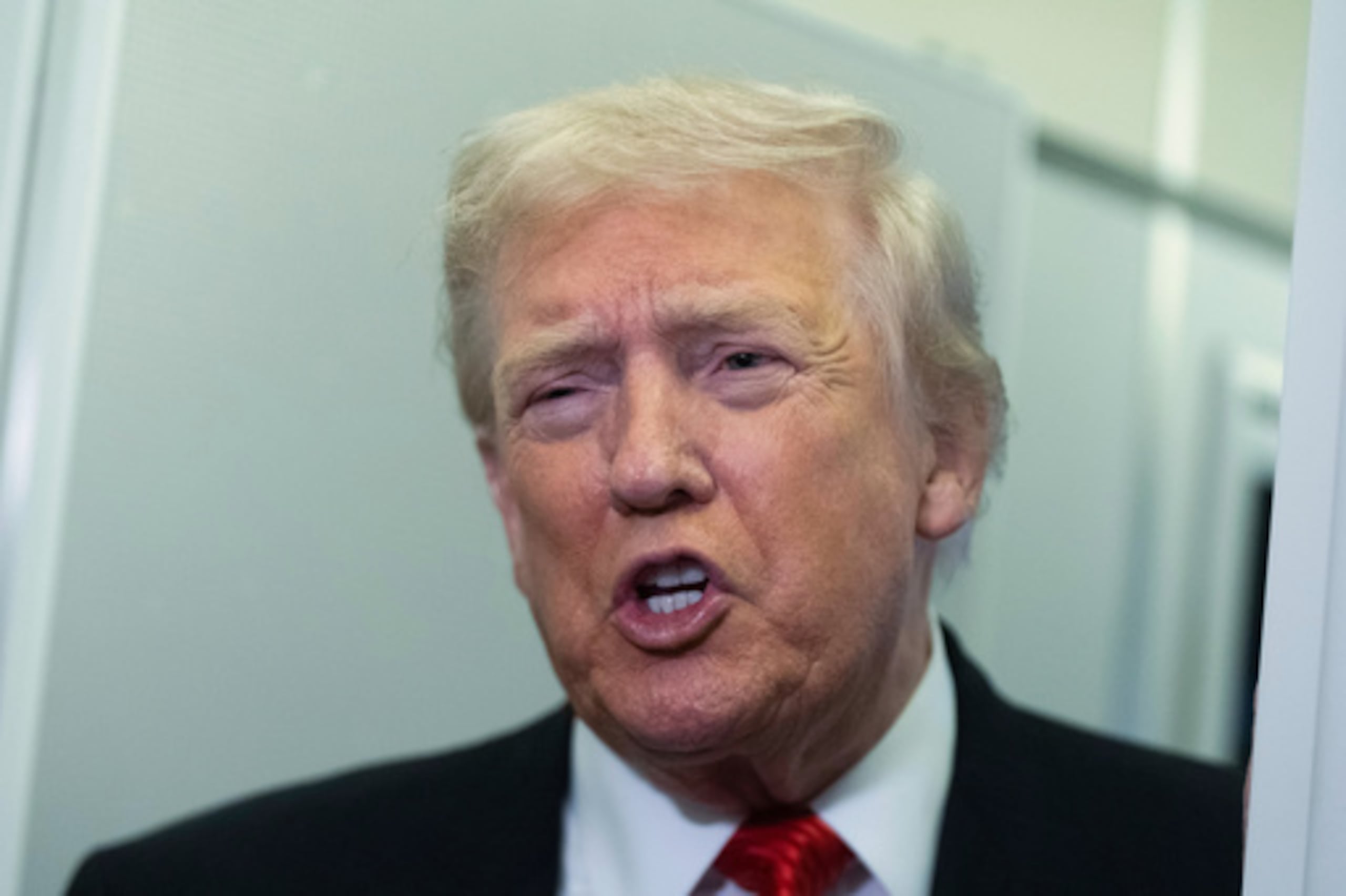 Trump habla con la prensa en el Air Force One tras viaje a Mar-a-Lago.