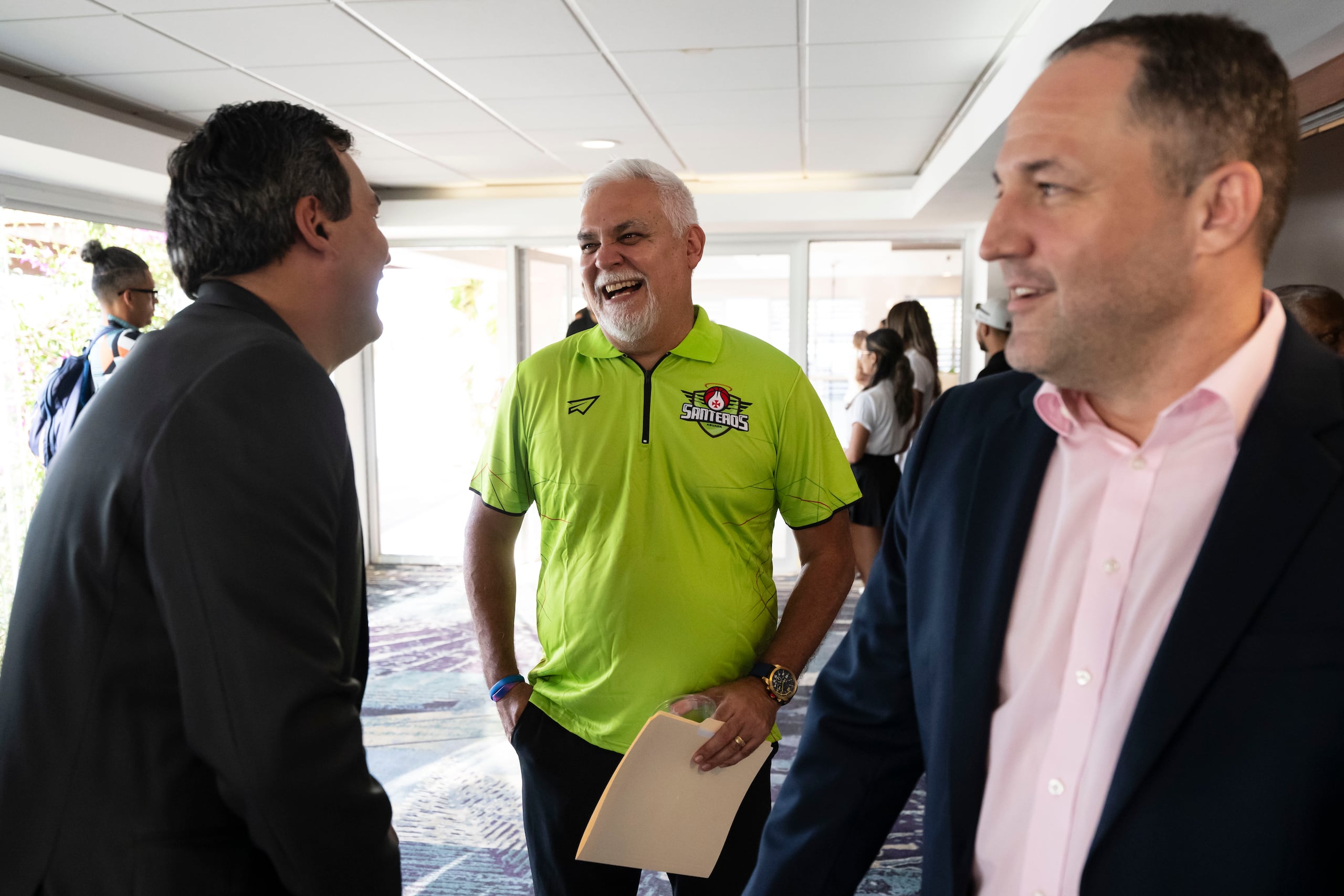 En mejores días, Omar González sonreía durante un evento del BSN llevando una camisa del equipo Santeros.