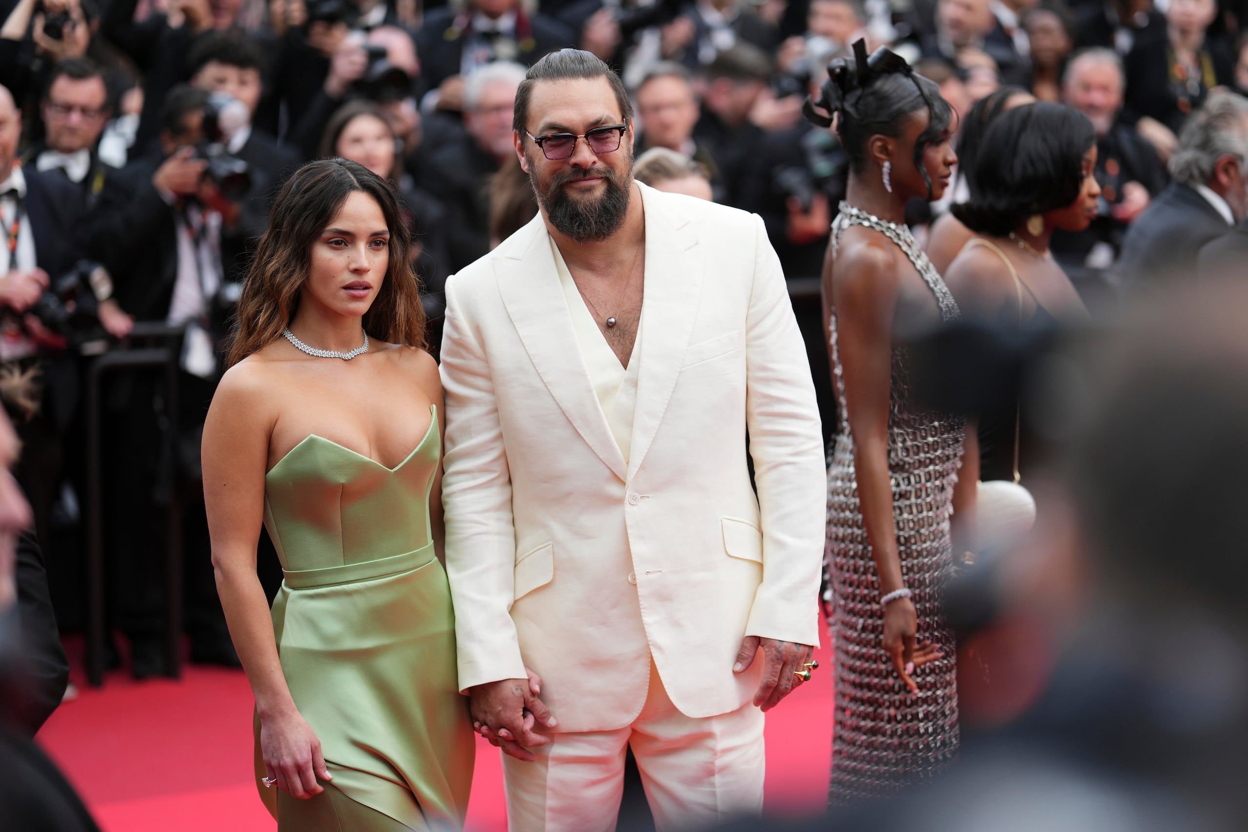 La historia de amor entre Jason Momoa y Adria Arjona comenzó en 2021, durante el rodaje de Sweet Girl, aunque no fue sino hasta mayo de 2024 que hicieron pública su relación.
