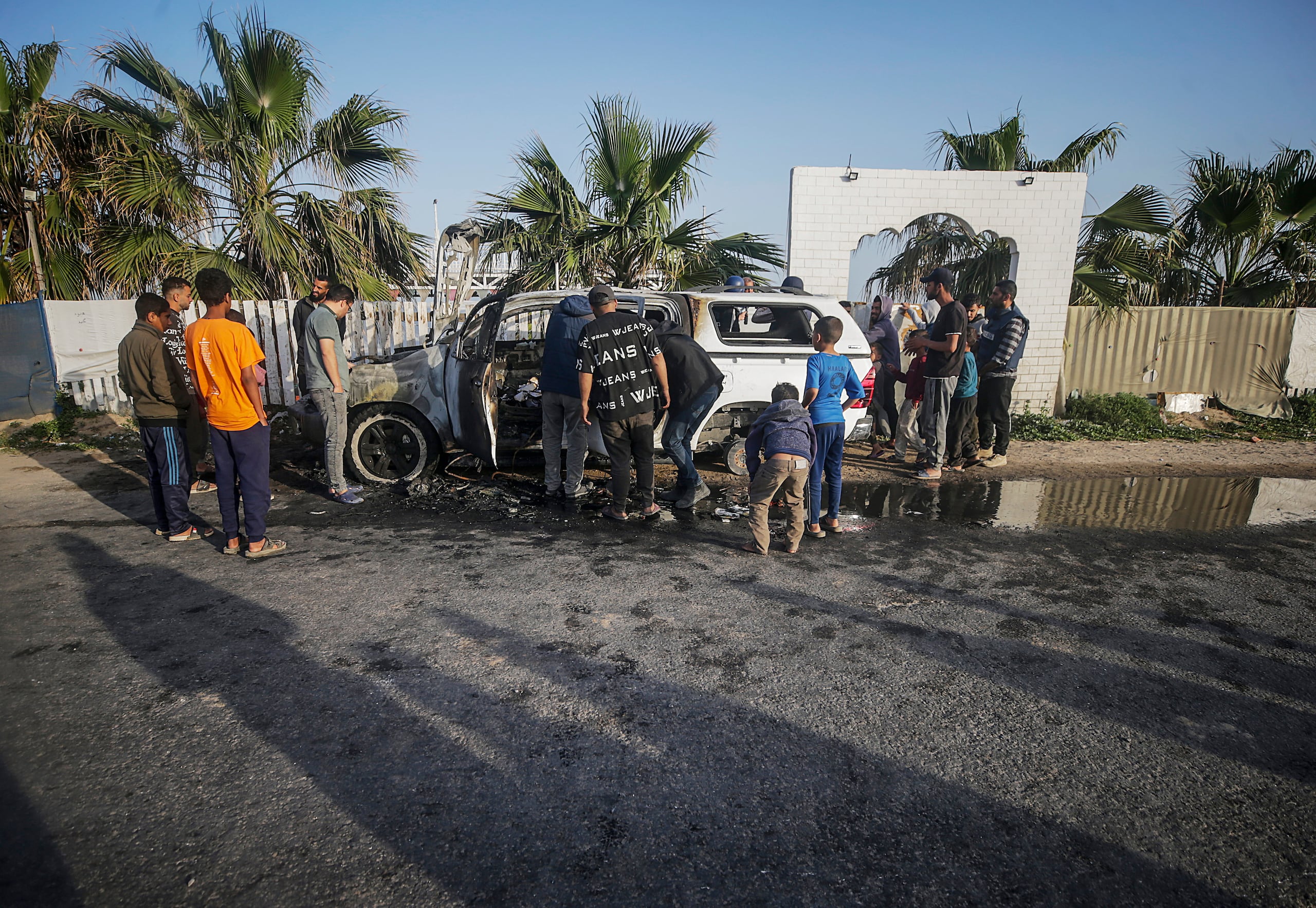 El vehículo de la organización humanitaria World Central Kitchen (WCK) bombardeado por las fuerzas israelíes. (EFE/EPA/MOHAMMED SABER)