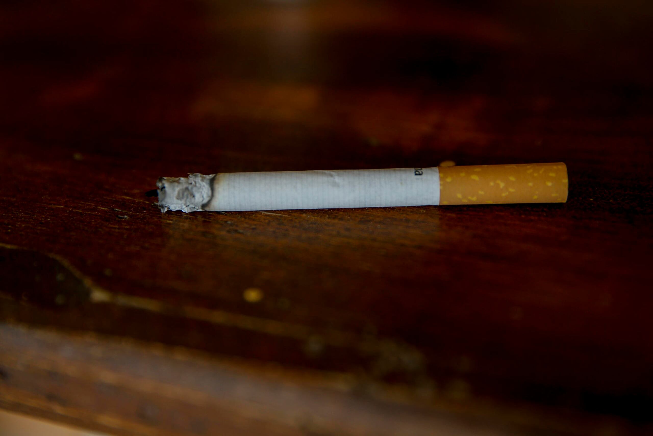 La medida busca que no sea posible fumar en calles, aceras, carreteras, partes públicos y áreas comunes.