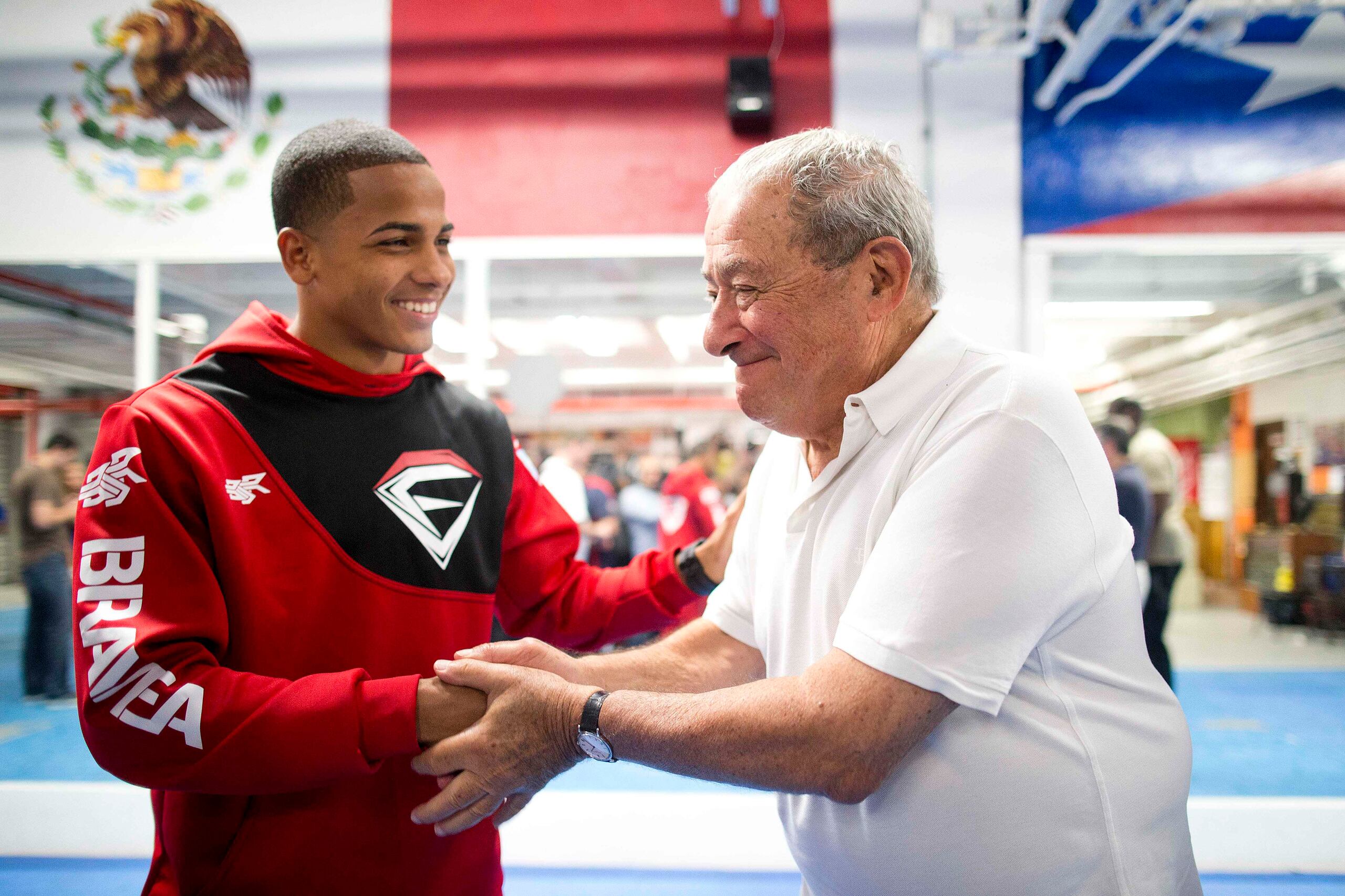 Félix "Diamante" Verdejo, aquí con Bob Arum, se encuentra en una disputa legal con su exentrenador Ricky Márquez. (Archivo / GFR Media)