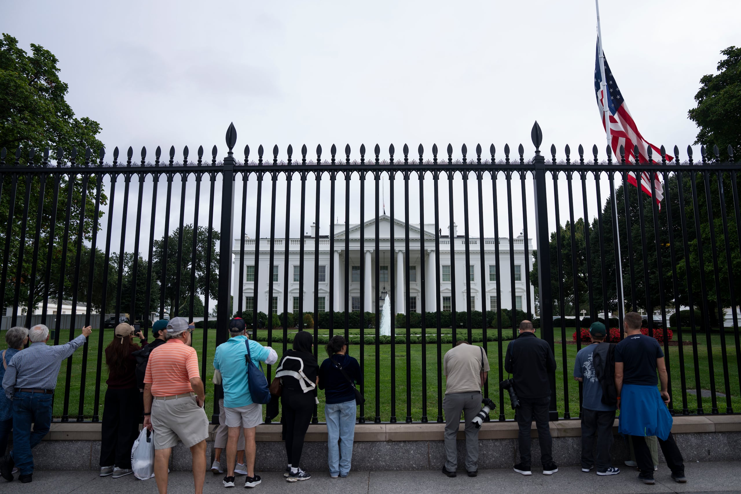 La bandera de Estados Unidos ondeaba a media asta esta tarde, luego de conocerse la muerte de Kirk tras haber sido baleado en Utah.