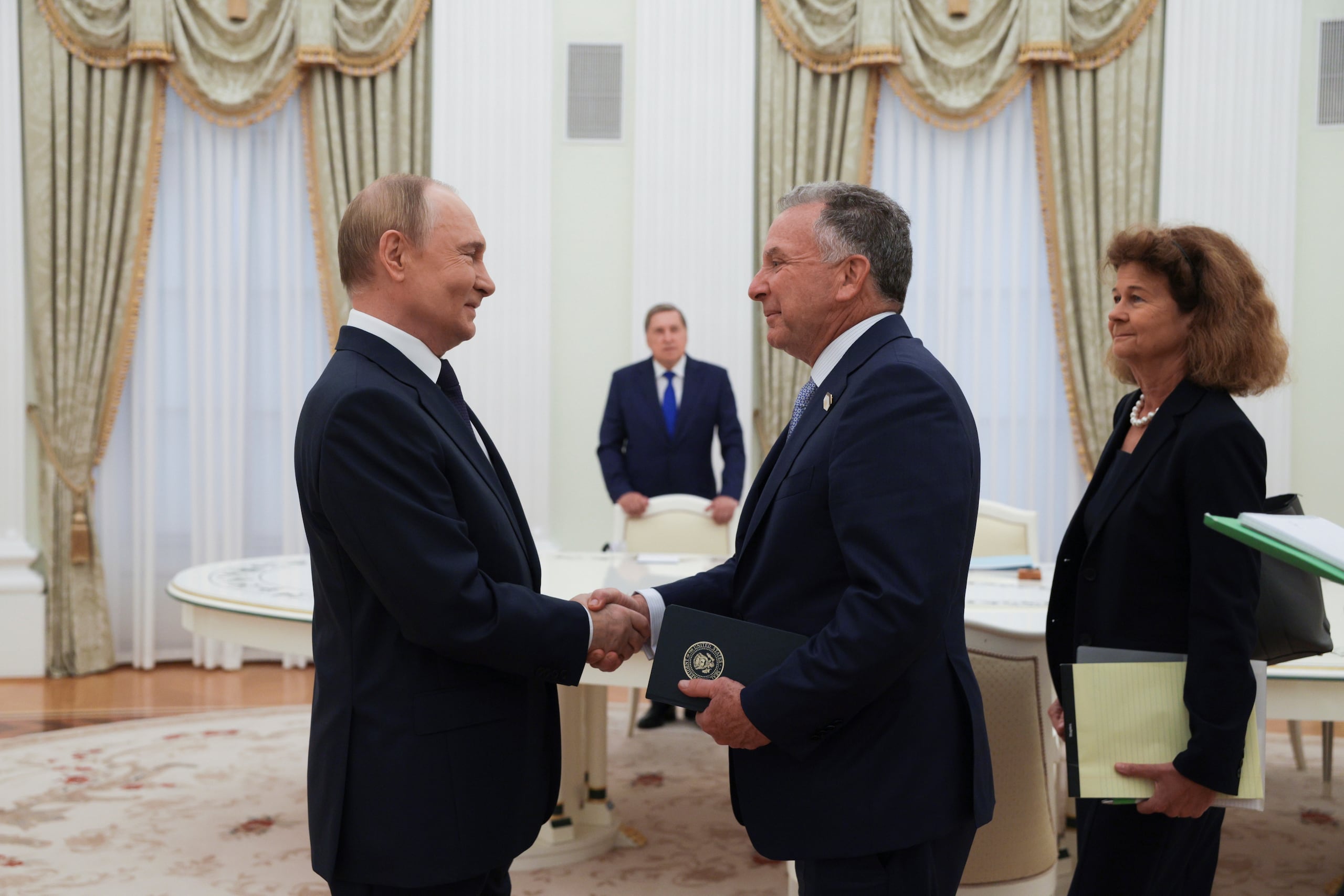El presidente de Rusia, Vladímir Putin (izquierda), y el enviado del presidente de Estados Unidos, Donald Trump, Steve Witkoff (derecha), se dan la mano durante un encuentro en el Kremlin, en Moscú, Rusia, el 6 de agosto de 2025. (Gavriil Grigorov, Sputnik, Kremlin Pool Foto vía AP)