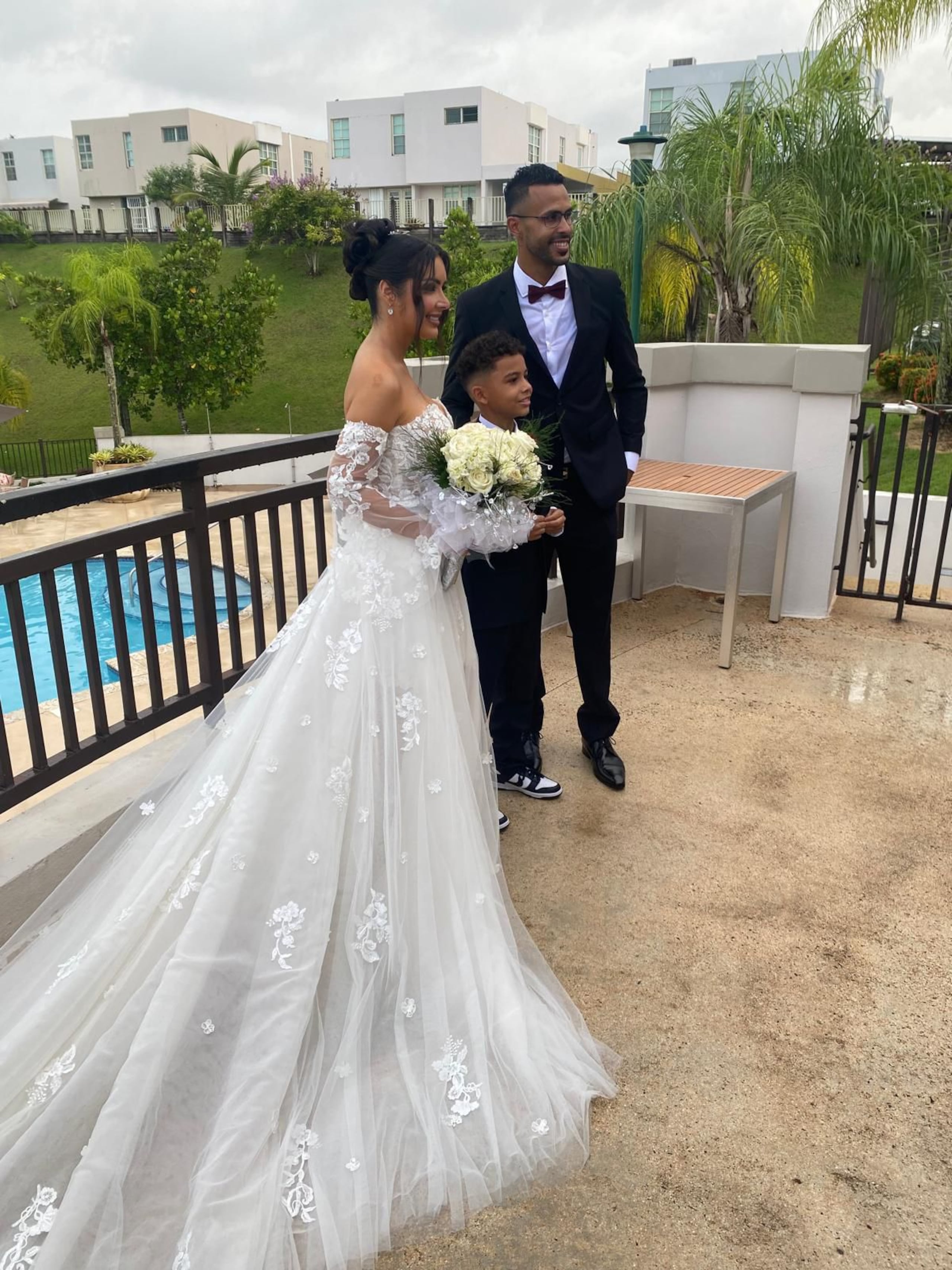 La pareja junto a Jadiel Milan, de  9 años, hijo del novio.