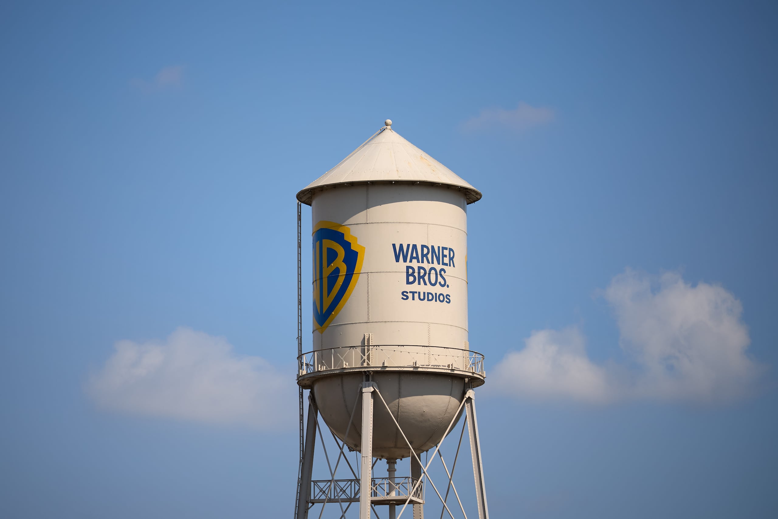 Además de Paramount, Comcast también ha expresado interés en adquirir Warner Bros. Discovery.