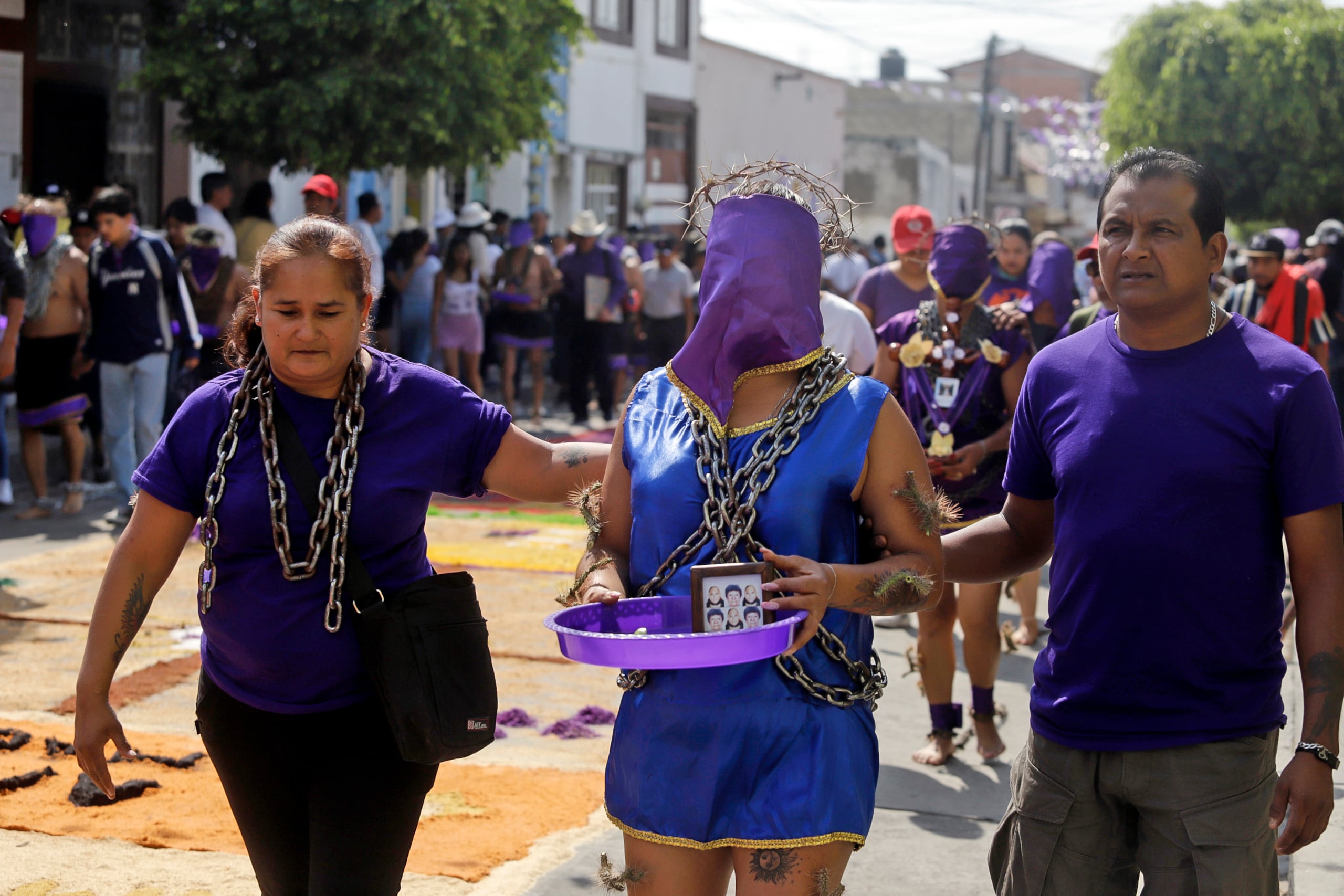 Las mujeres se colocan las túnicas cortas y los hombres utilizan un taparrabos con el torso y extremidades al descubierto, y todos portan color morado o negro como lo marca el luto en la religión católica.