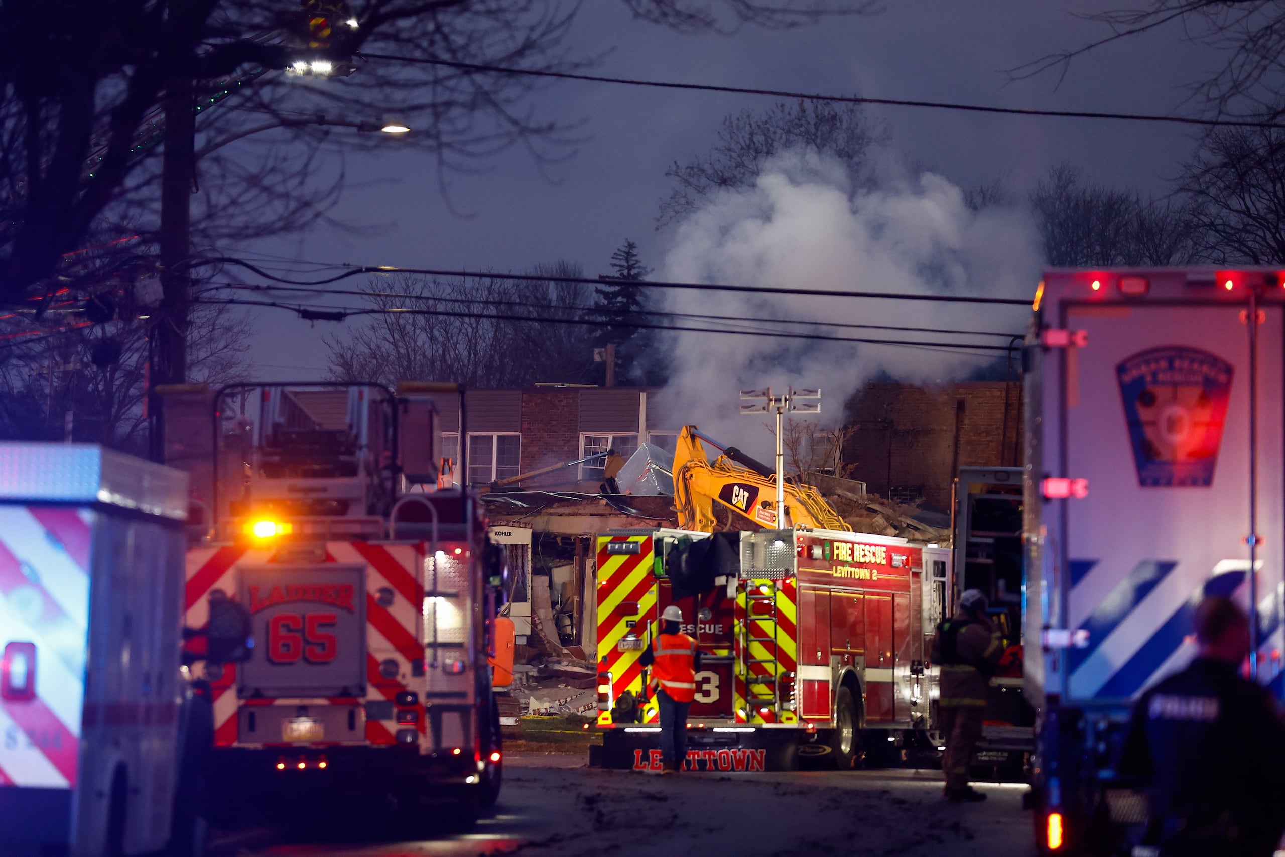 Trabajadores de emergencias en el lugar de una explosión y un incendio en el Bristol Health & Rehab Center, el martes 23 de diciembre de 2025 en Bristol, Pensilvania. (Monica Herndon/The Philadelphia Inquirer via AP)