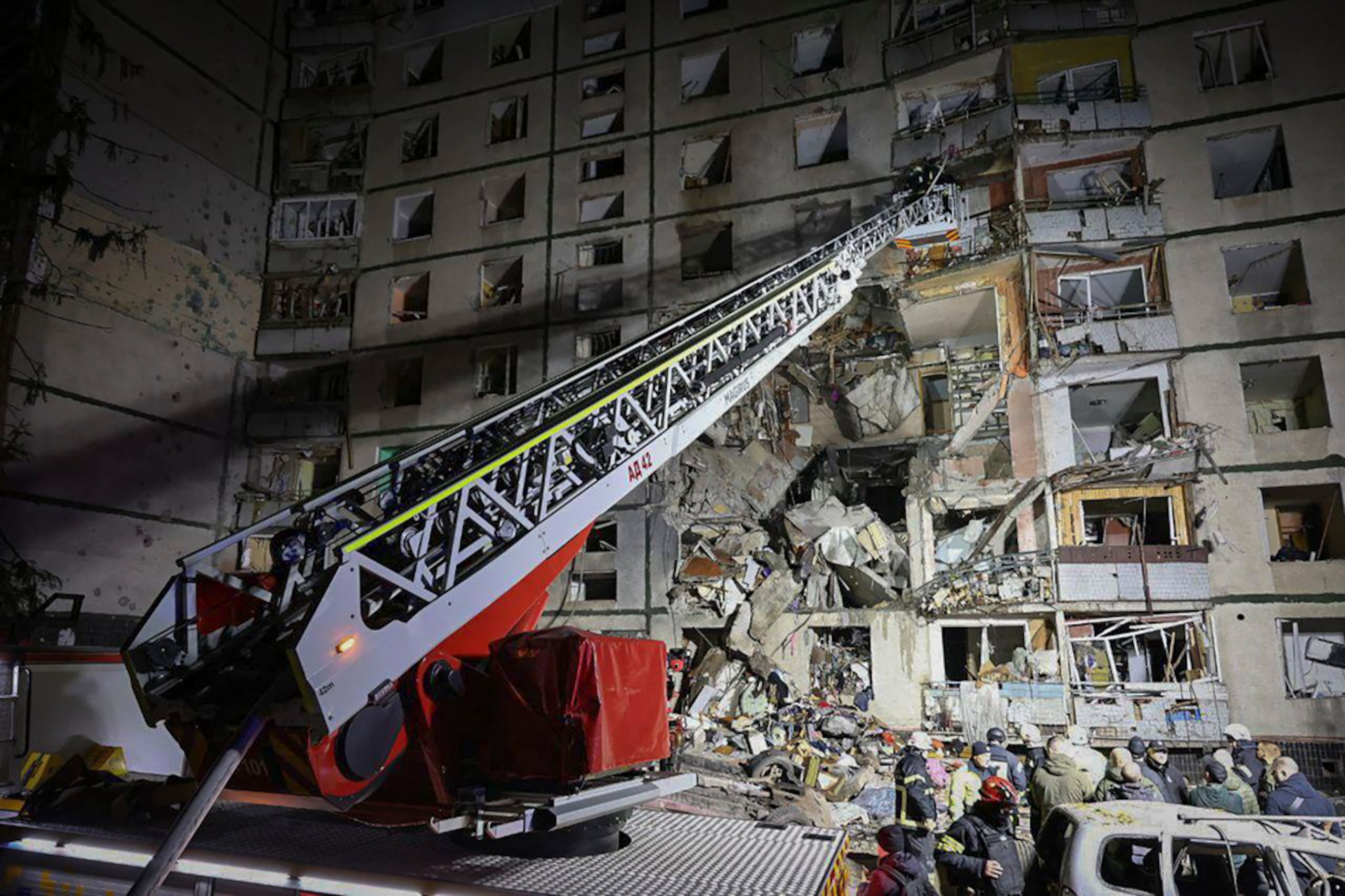 En esta imagen proporcionada por la Administración de la Ciudad de Járkiv, un edificio de apartamentos se ve dañado por ataques rusos en Járkiv, Ucrania, la noche del 30 de octubre de 2024.