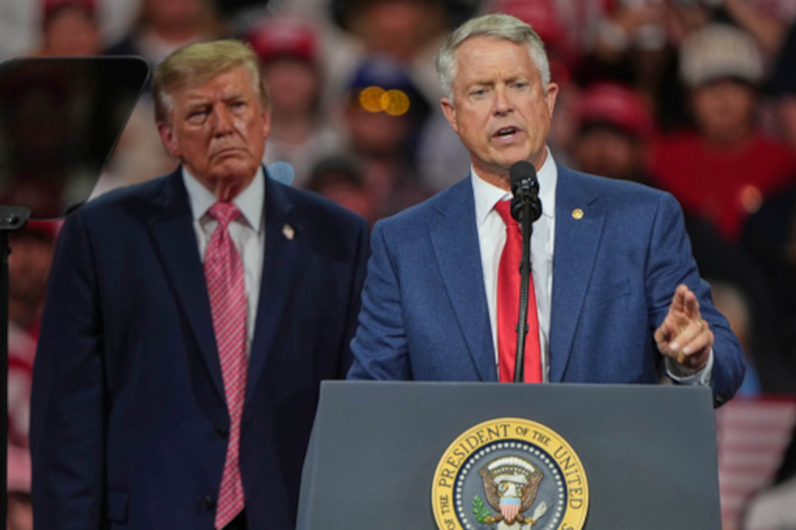 El presidente Donald Trump escucha al senador Roger Marshall, republicano por Kansas, mientras este interviene en un mitin de campaña celebrado en el Heartland Credit Union Arena, el lunes 19 de octubre de 2026, en Park City, Kansas. (Foto AP/Charlie Riedel)
