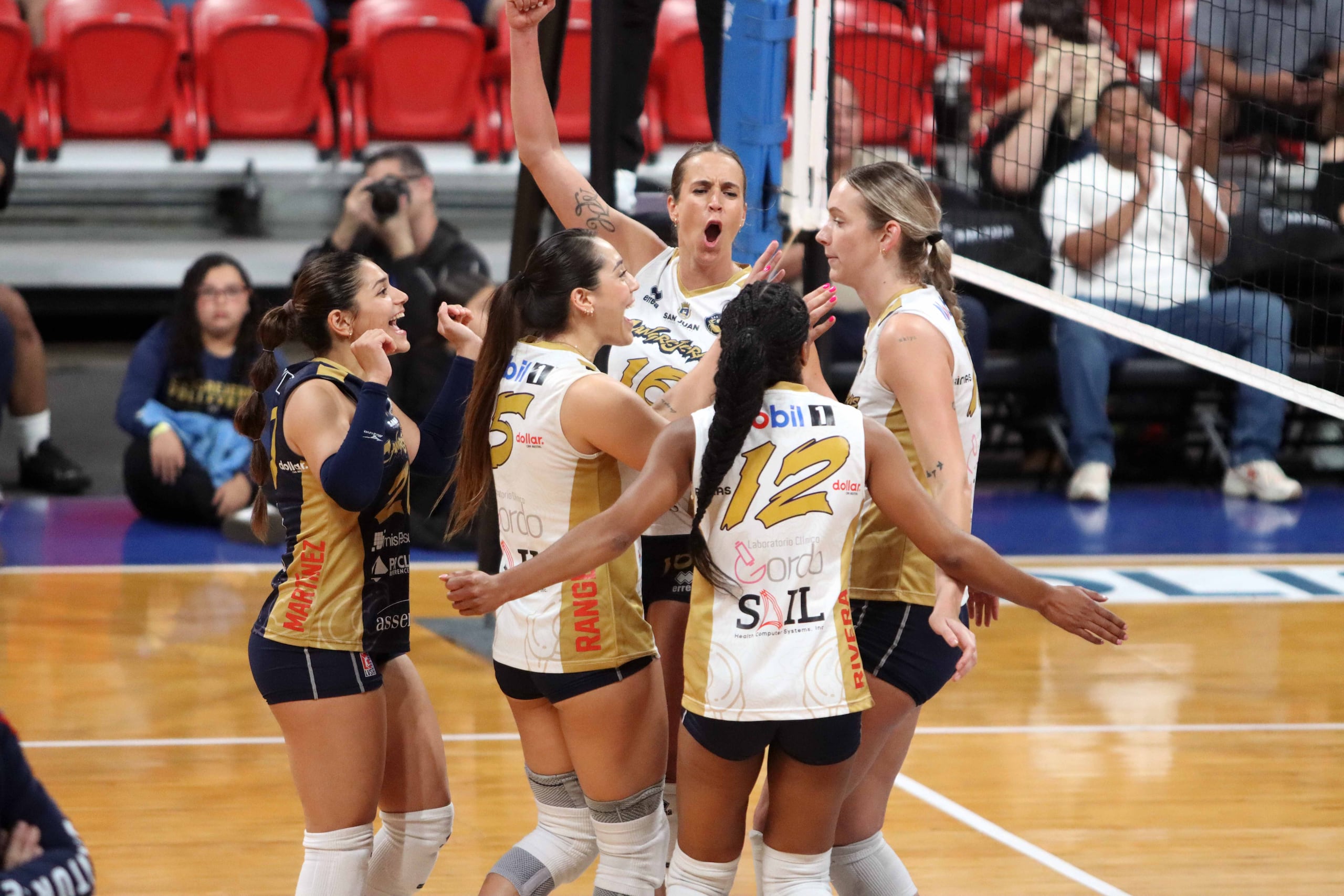 Las Cangrejeras de Santurce celebrando durante un juego en la temporada 2026 de la LVSF.