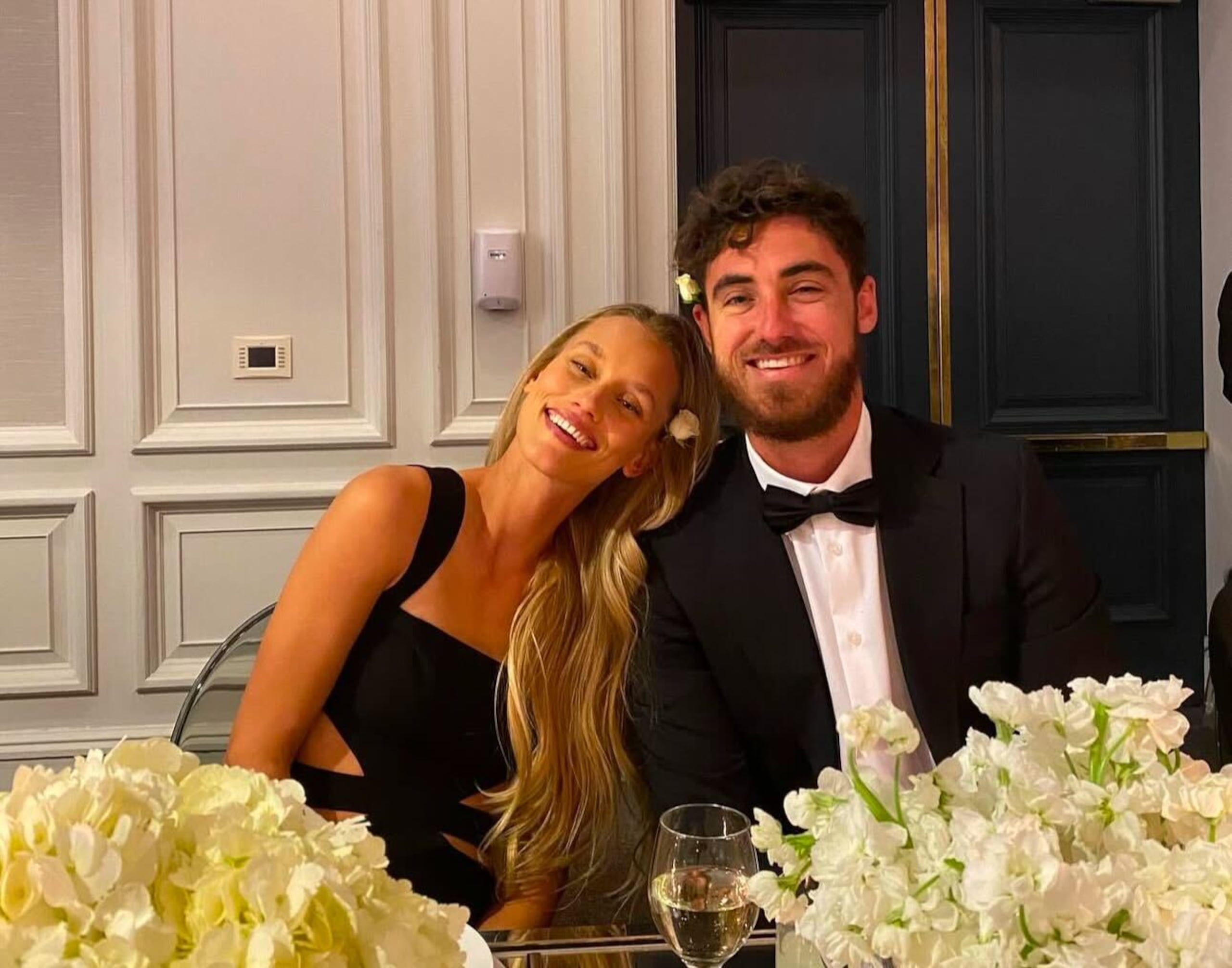 Cody Bellinger y su esposa Chase Carter.