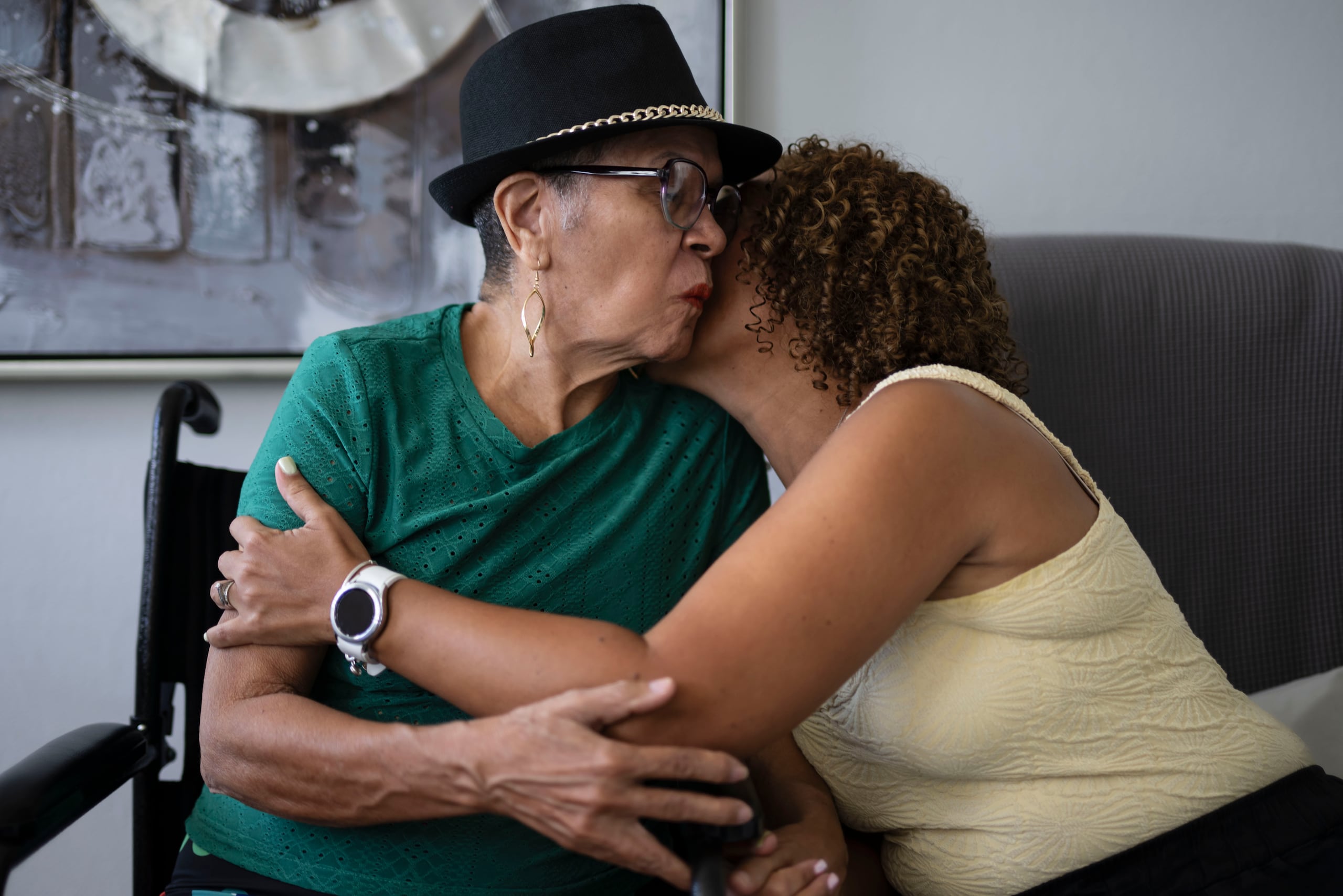 Emérida Rolón dejó de trabajar para cuidar a su mamá, Emérida Pagán, paciente de Parkinson.