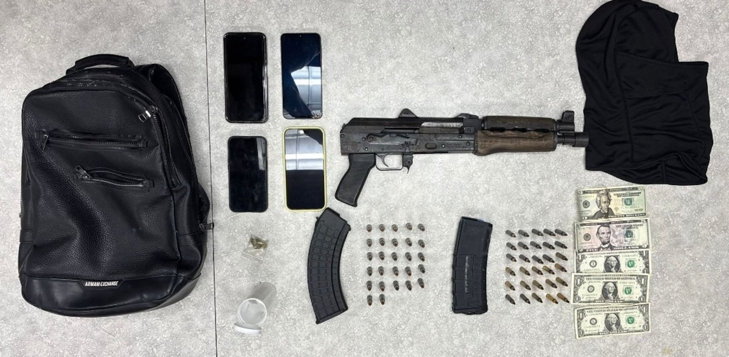 Dos jóvenes fueron arrestados por la posesión de un arma larga ilegal, balas y cargadores.