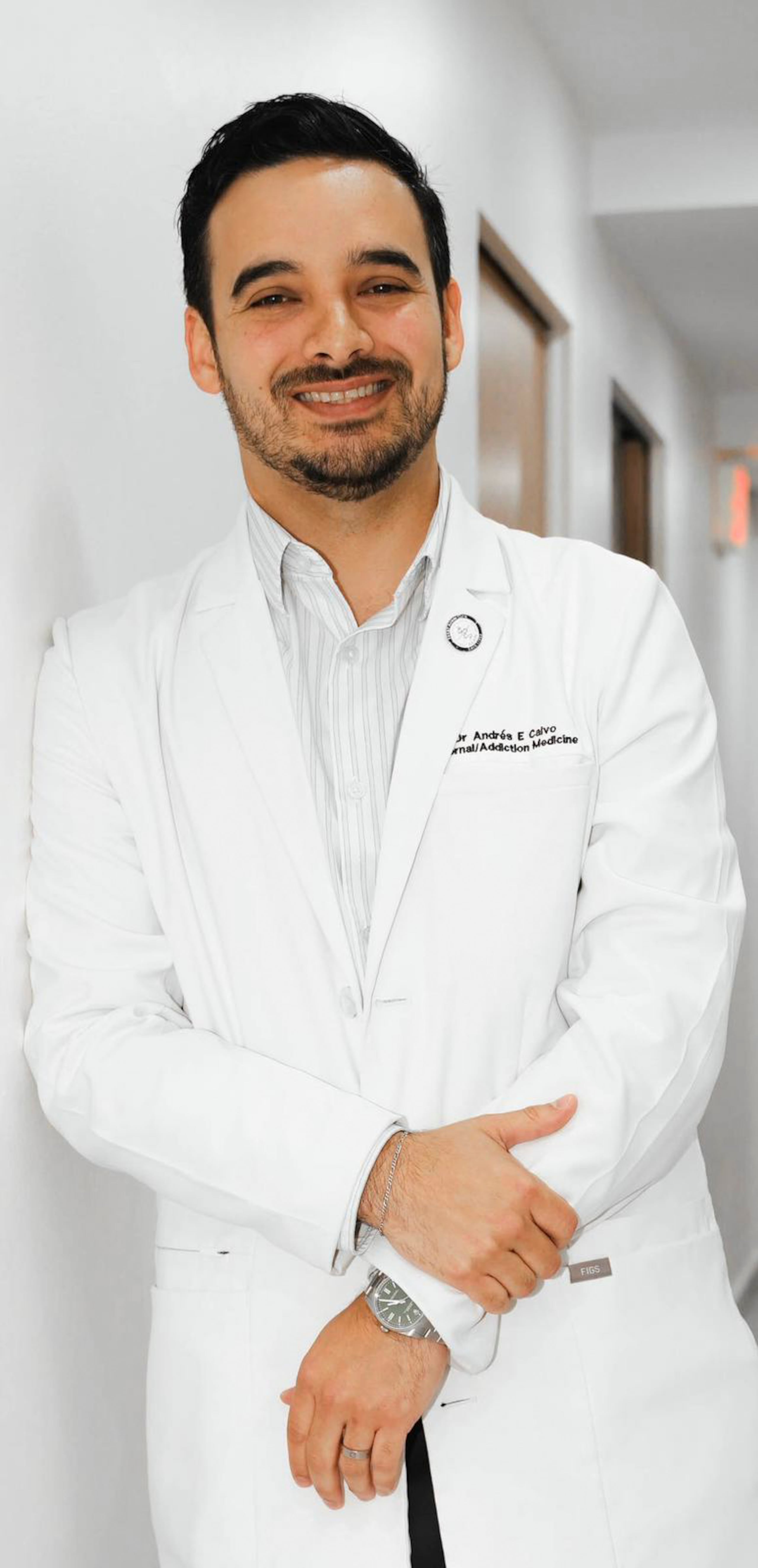Andrés E. Calvo Díaz, médico internista con subespecialidad en medicina de adicciones.