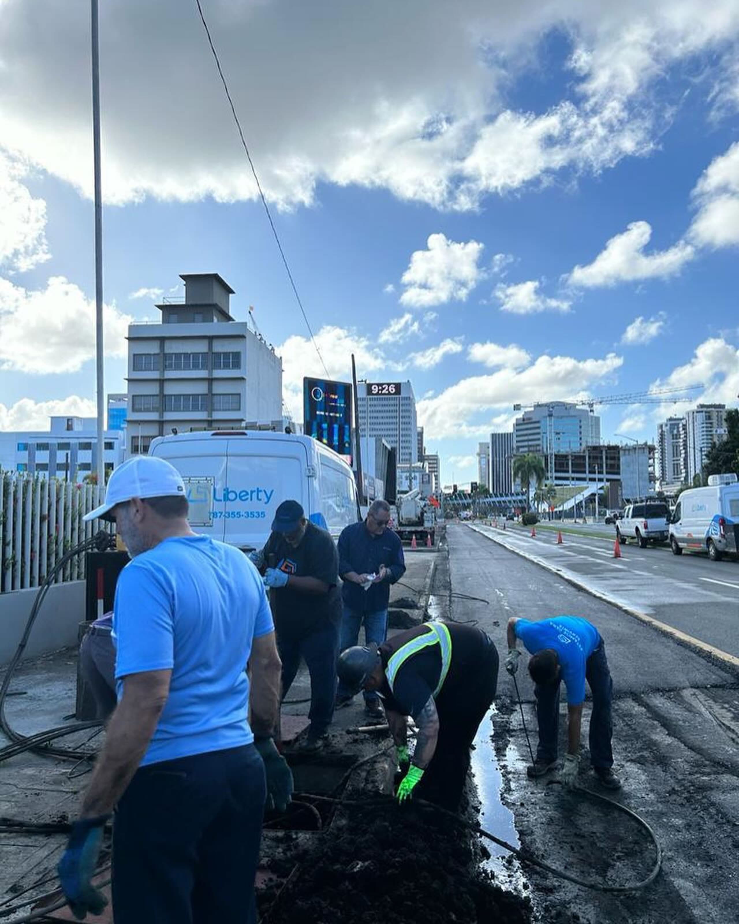 La avería fue provocada por un corte accidental de un cable de fibra óptica, por parte de una compañía que realizaba trabajos de remoción de asfalto.