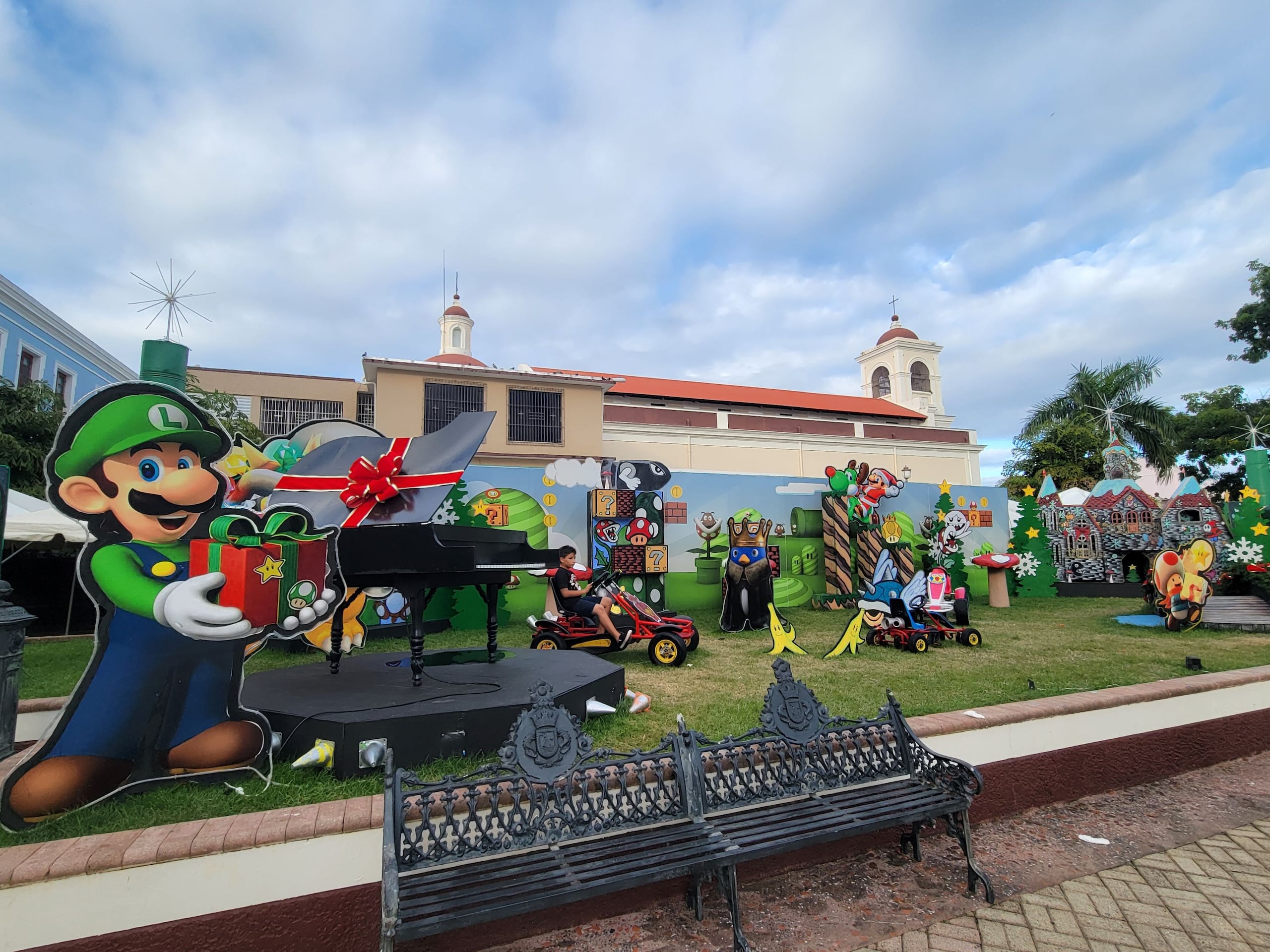 Una de las decoraciones favoritas de los niños es la alusiva a los personajes de Mario Bros y que este año cuenta con vario carritos como los del famoso juego Mario Kart.