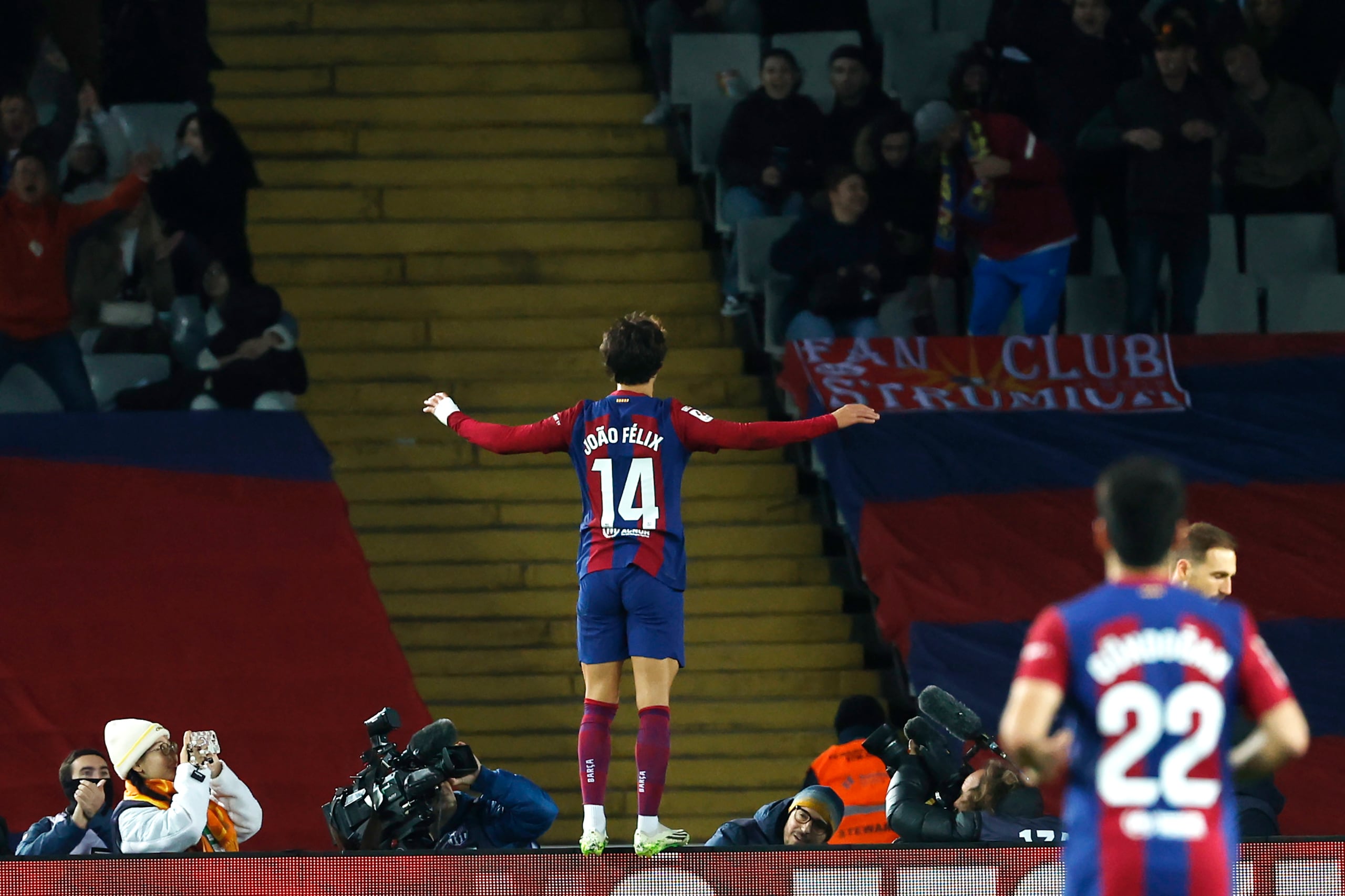Joao Felix del Barcelona celebra tras anotar el gol de la victoria de su equipo ante el Atlético de Madrid en la liga spañola en el Estadio Olimpic Lluis Companys.