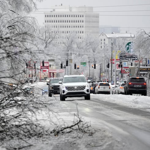 FOTOS: Más peligroso que la nieve, el hielo causa estragos en tormenta invernal