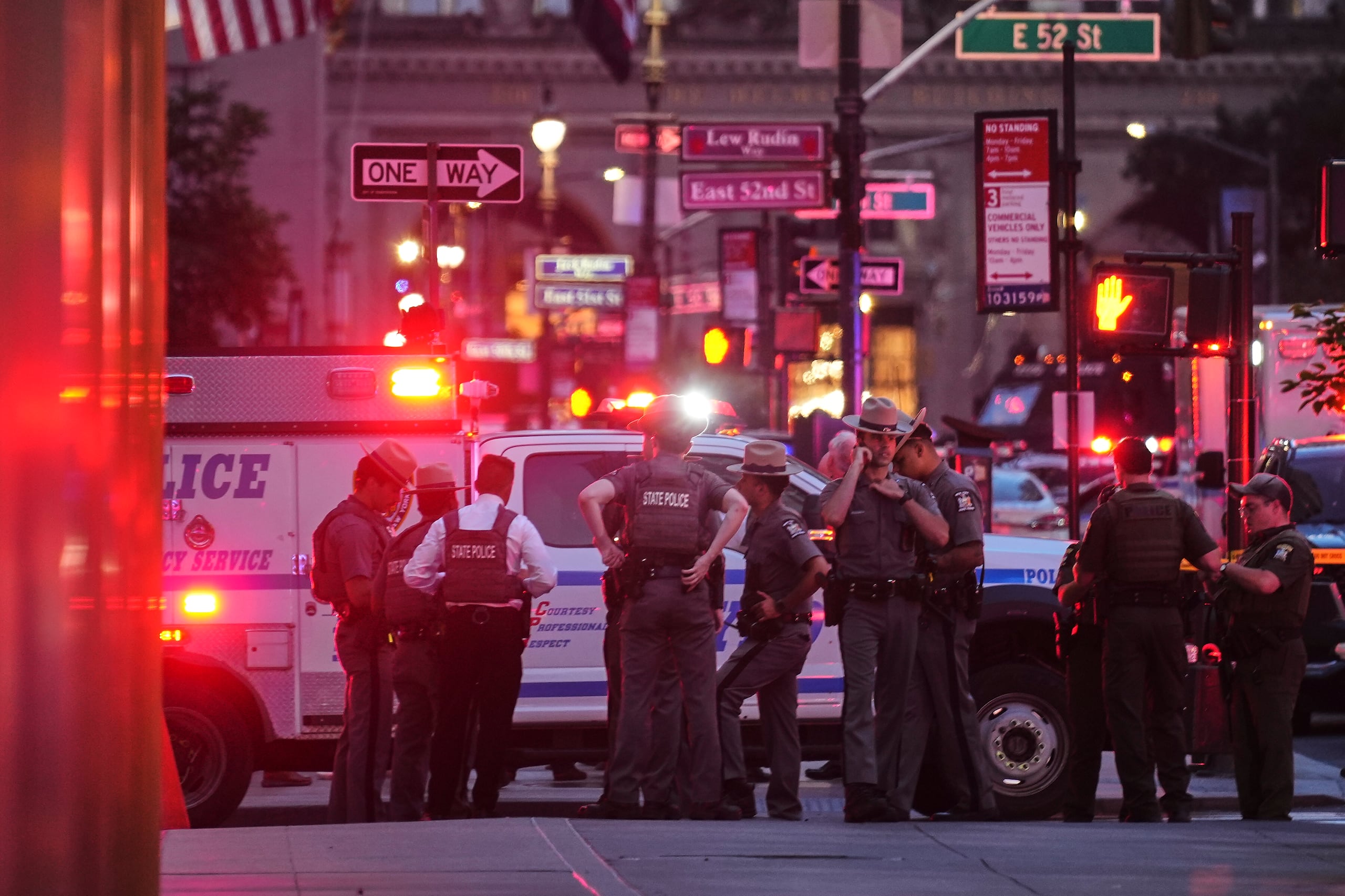 Agentes de la Policía Estatal de Nueva York se reúnen en la calle 52, frente a un edificio de oficinas en Manhattan, donde dos personas fueron baleadas, incluyendo a un oficial de la Policía de Nueva York, el lunes.