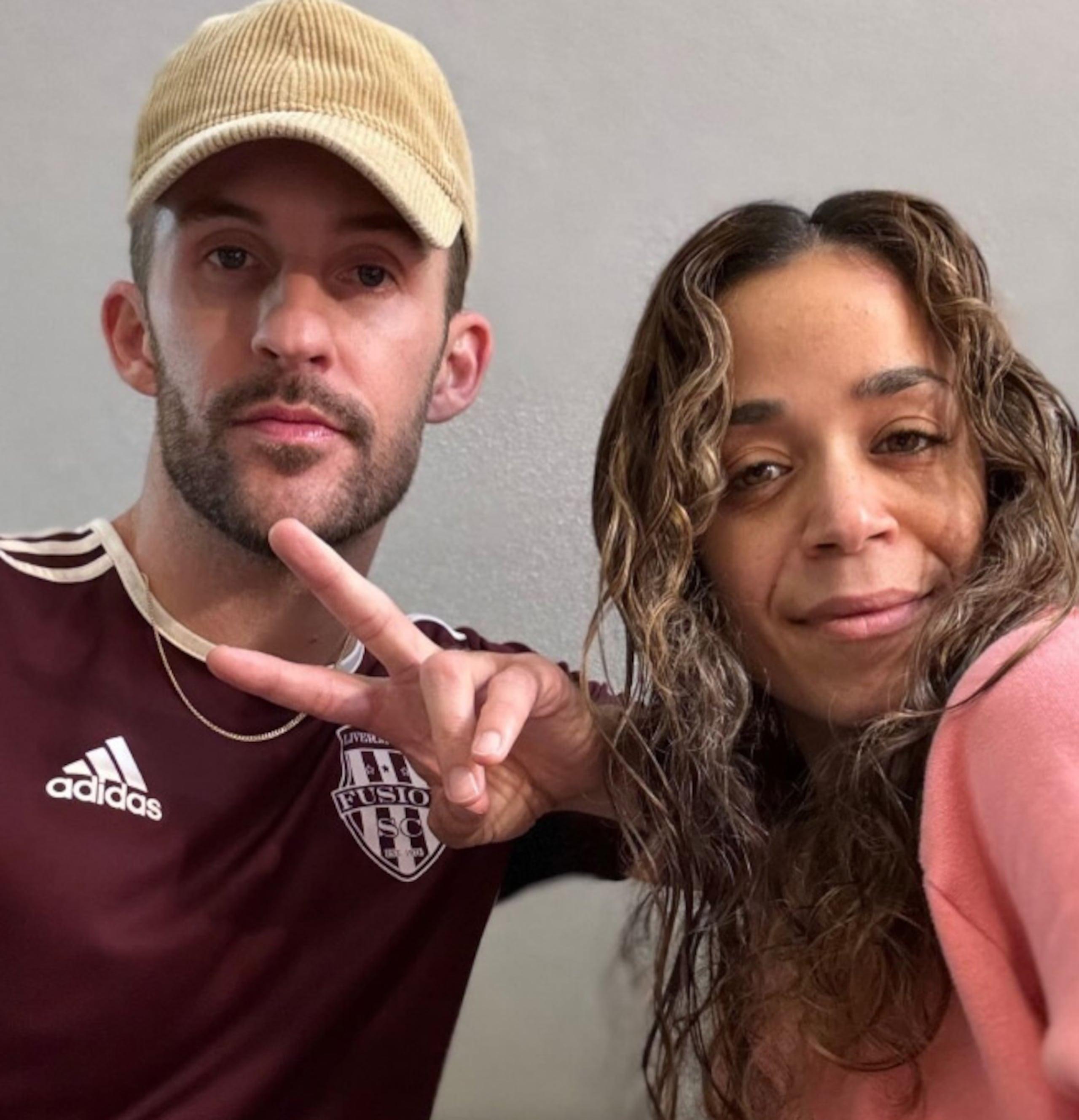 Jimmy Fowlie confirmó a través de las redes sociales la muerte de su hermana, Christina Downer.