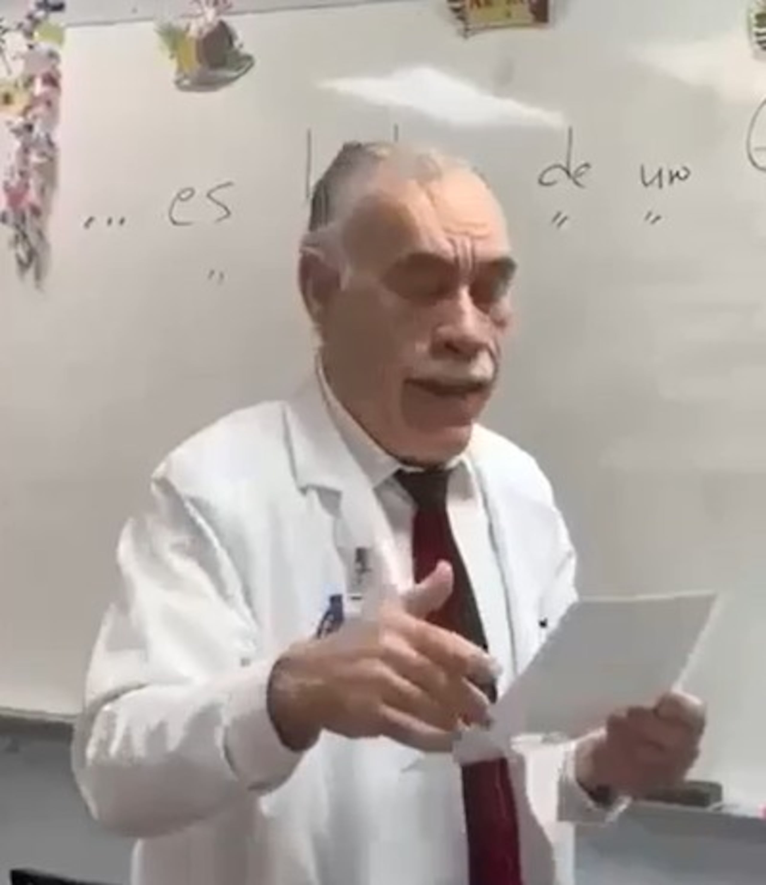 En un video que ha circulado en redes sociales, el doctor Ruiz utiliza el genero urbano para enseñar conceptos médicos a sus residentes, logrando un impacto positivo en su motivación y aprendizaje.