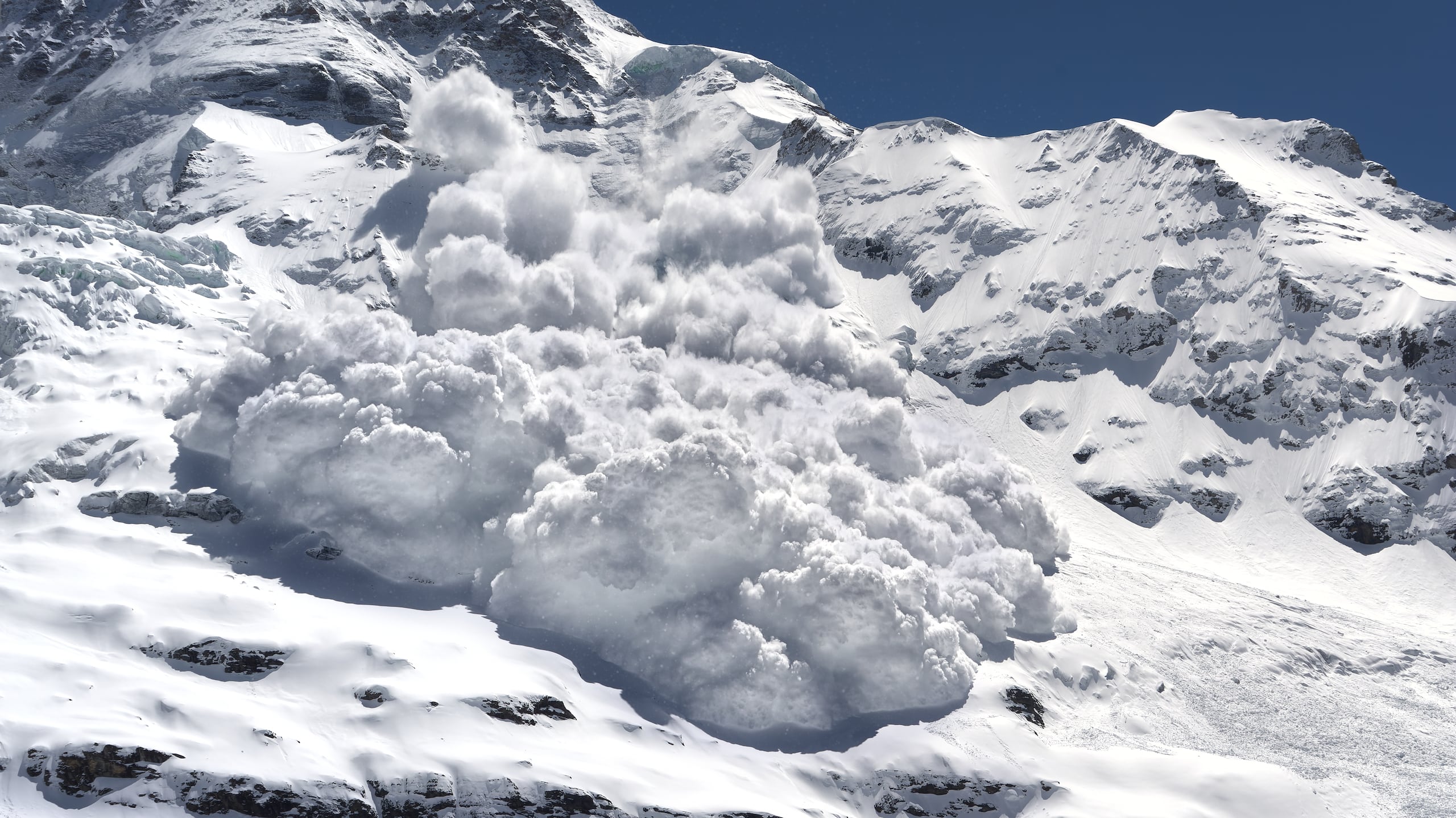 Aunque los agentes de Alaska todavía no han podido evaluar el lugar, “basándonos en la información proporcionada por el operador, desafortunadamente, no creemos que alguna de las tres personas desaparecidas haya sobrevivido a la avalancha”, dijo Austin McDaniel.