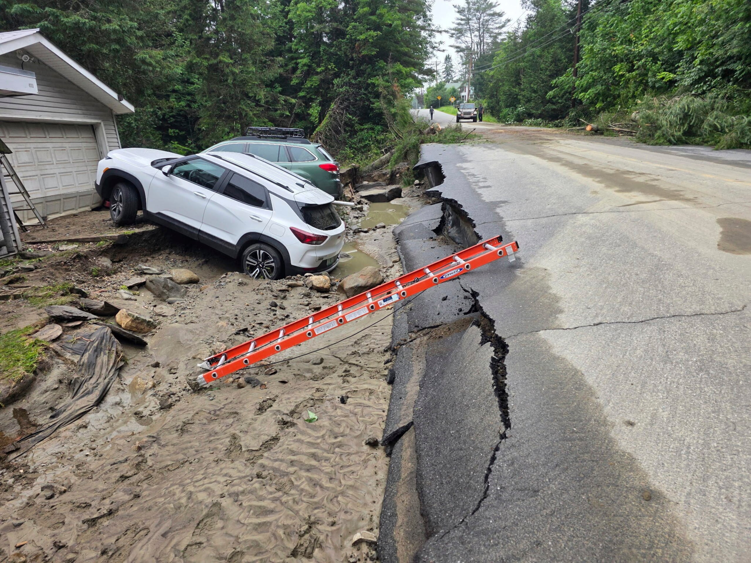 Casi 20 hogares quedaron aislados en el pequeño pueblo de Sutton.