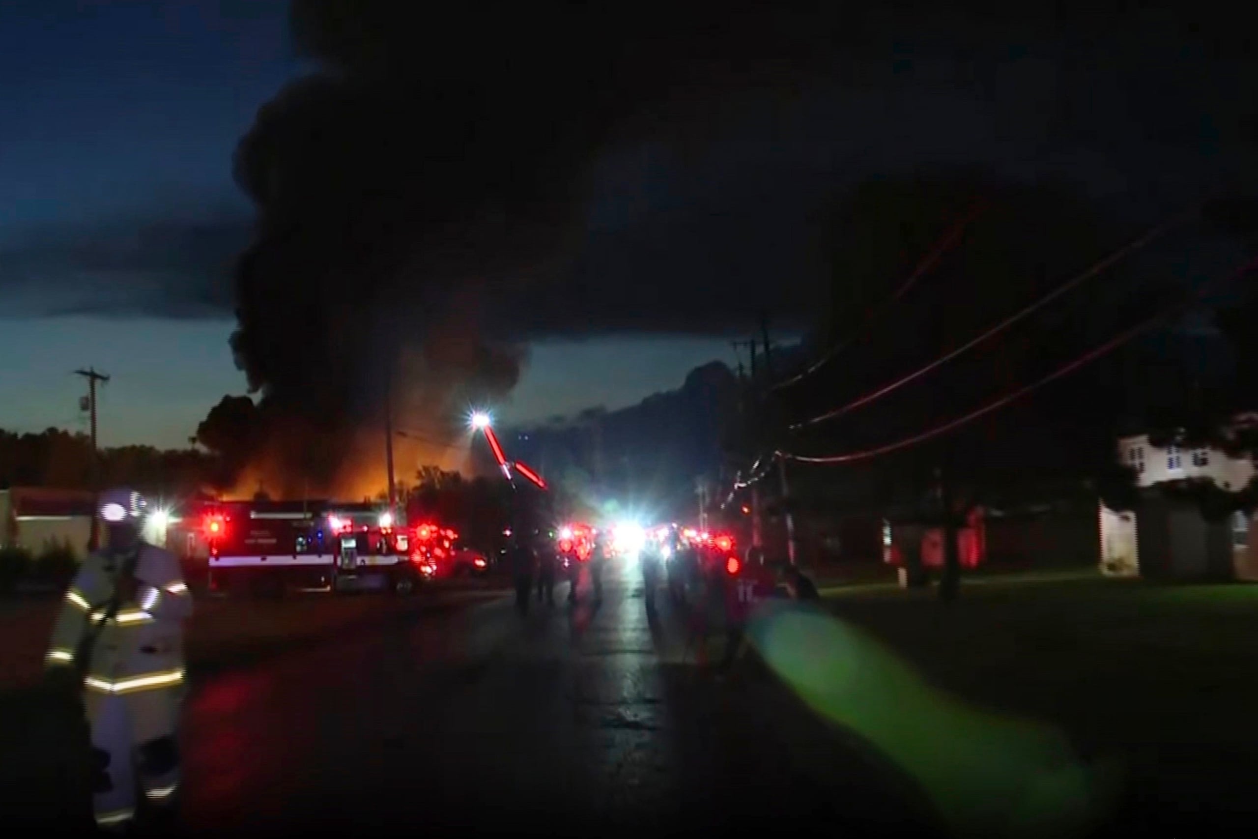Esta imagen, tomada de un vídeo proporcionado por WTVG, muestra a bomberos trabajando en el lugar tras una explosión en una empresa de reciclaje industrial en Toledo, Ohio, el martes 18 de agosto de 2026. (WTVG vía AP)