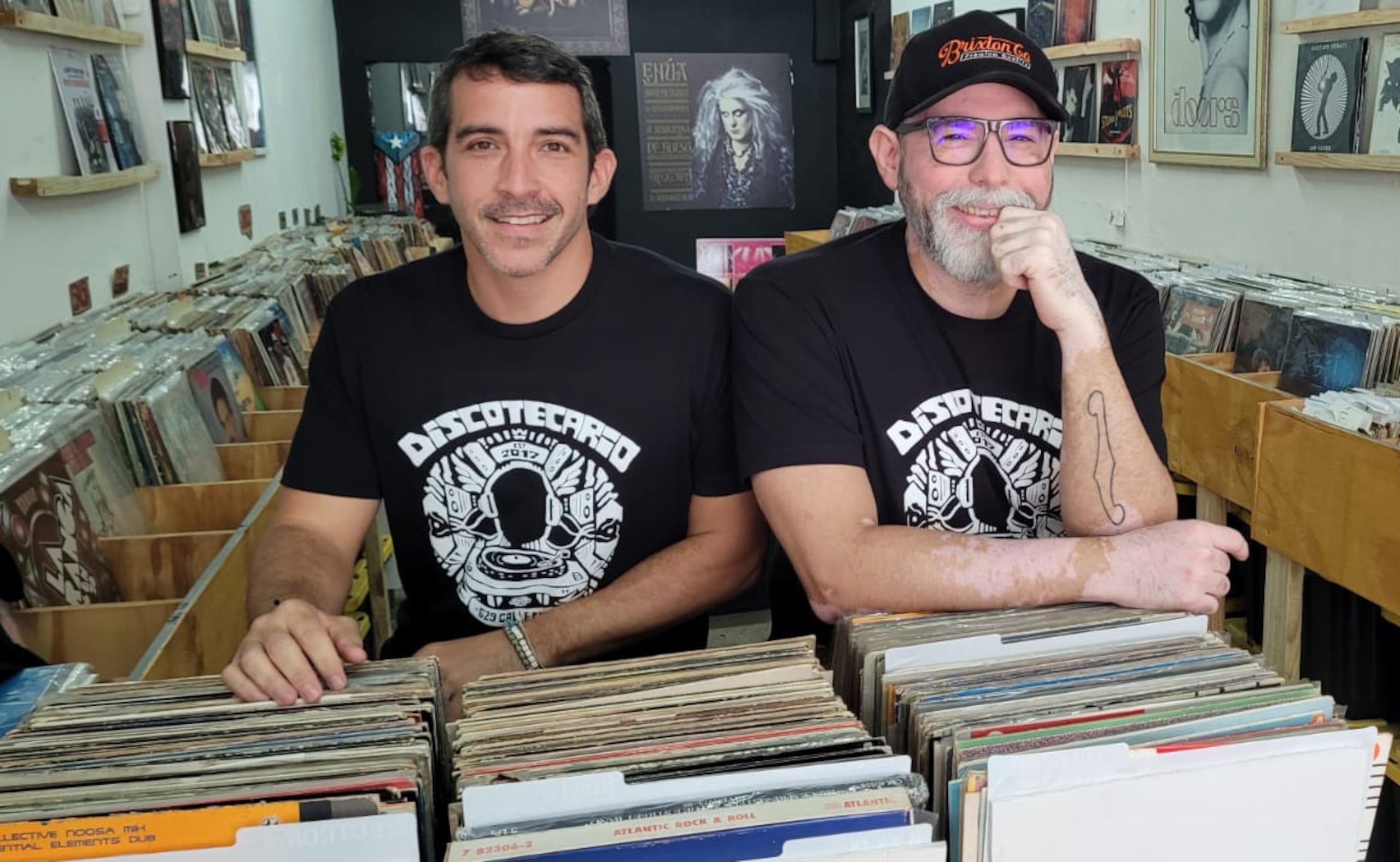 La tienda está abierta de miércoles a sábado, de 12:00 del mediodía a 6:00 p.m. En la foto, Giokim Murati y Saúl Robles, conocedores de la música, fiebrús de los vinilos y propietarios de Discotecario.