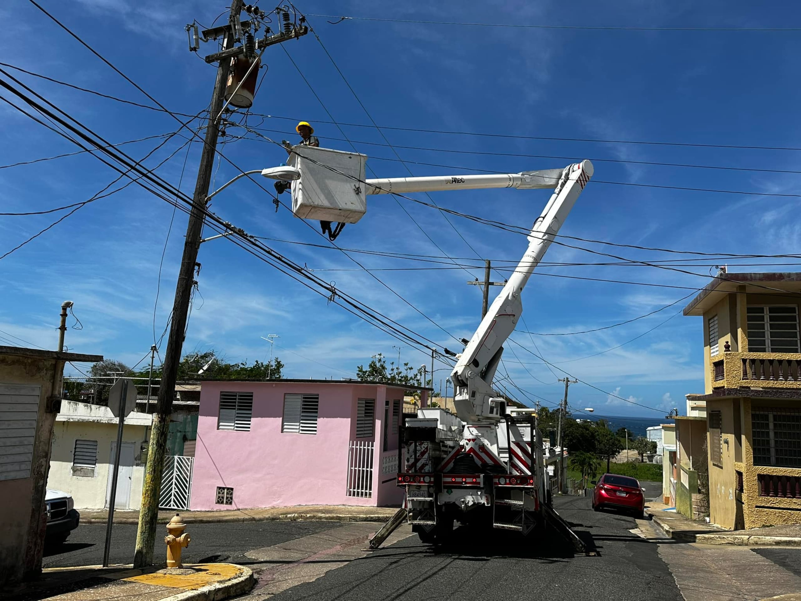 Una brigada realiza trabajos en un poste.