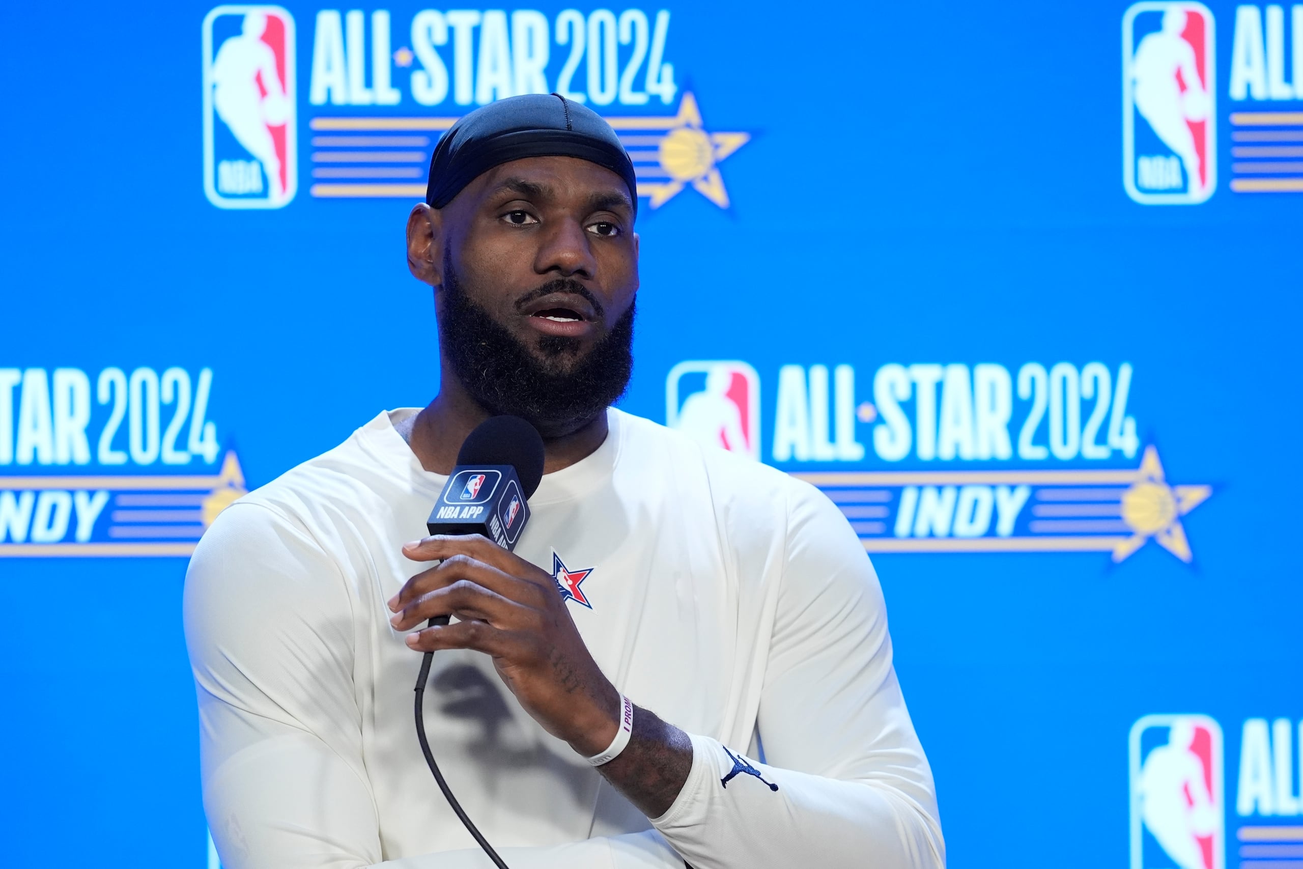 LeBron James, de los Lakers de Los Ángeles, habla durante una conferencia de prensa previo al Juego de Estrellas de la NBA, el domingo 18 de febrero de 2024, en Indianápolis. (AP Foto/Darron Cummings)