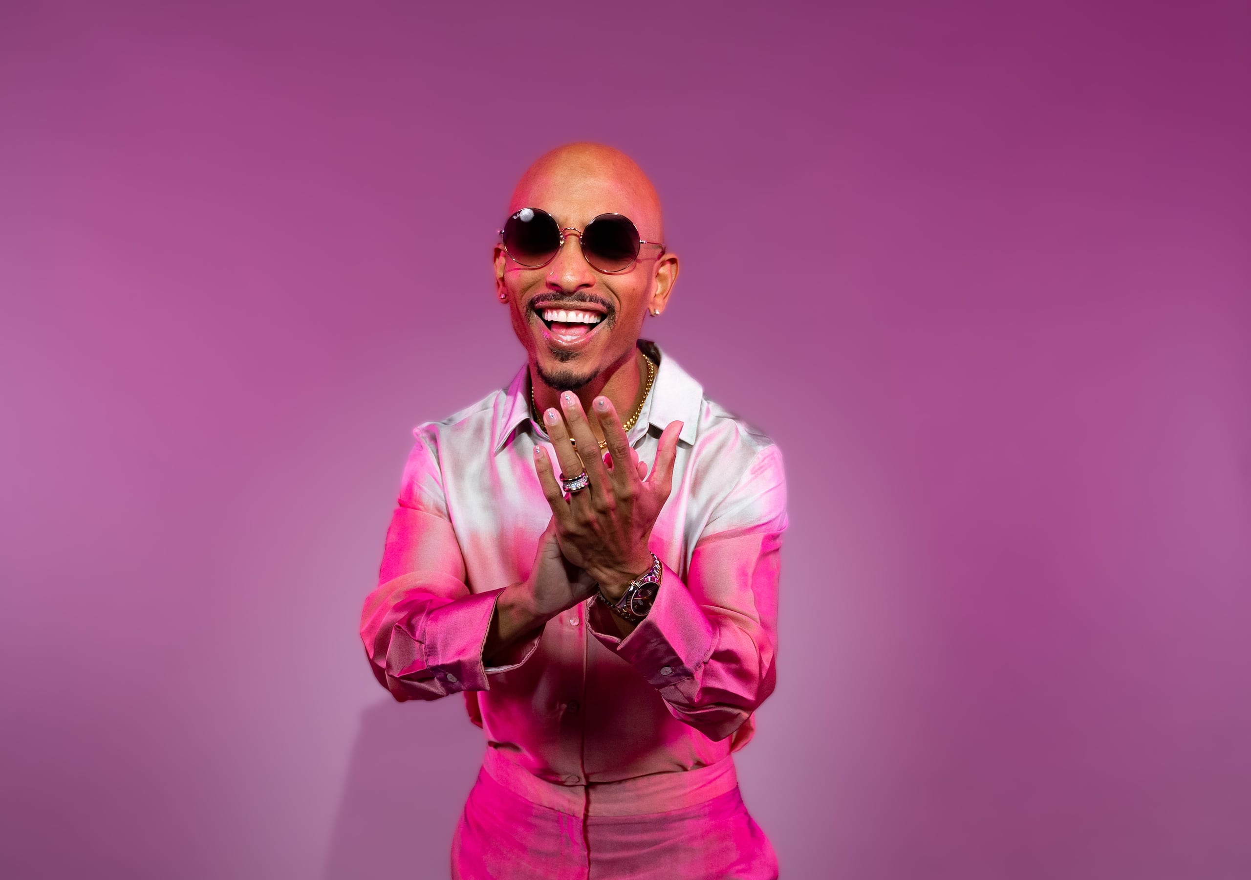 Aniel Rosario regresa al escenario musical con una salsa fresca y vivaracha.