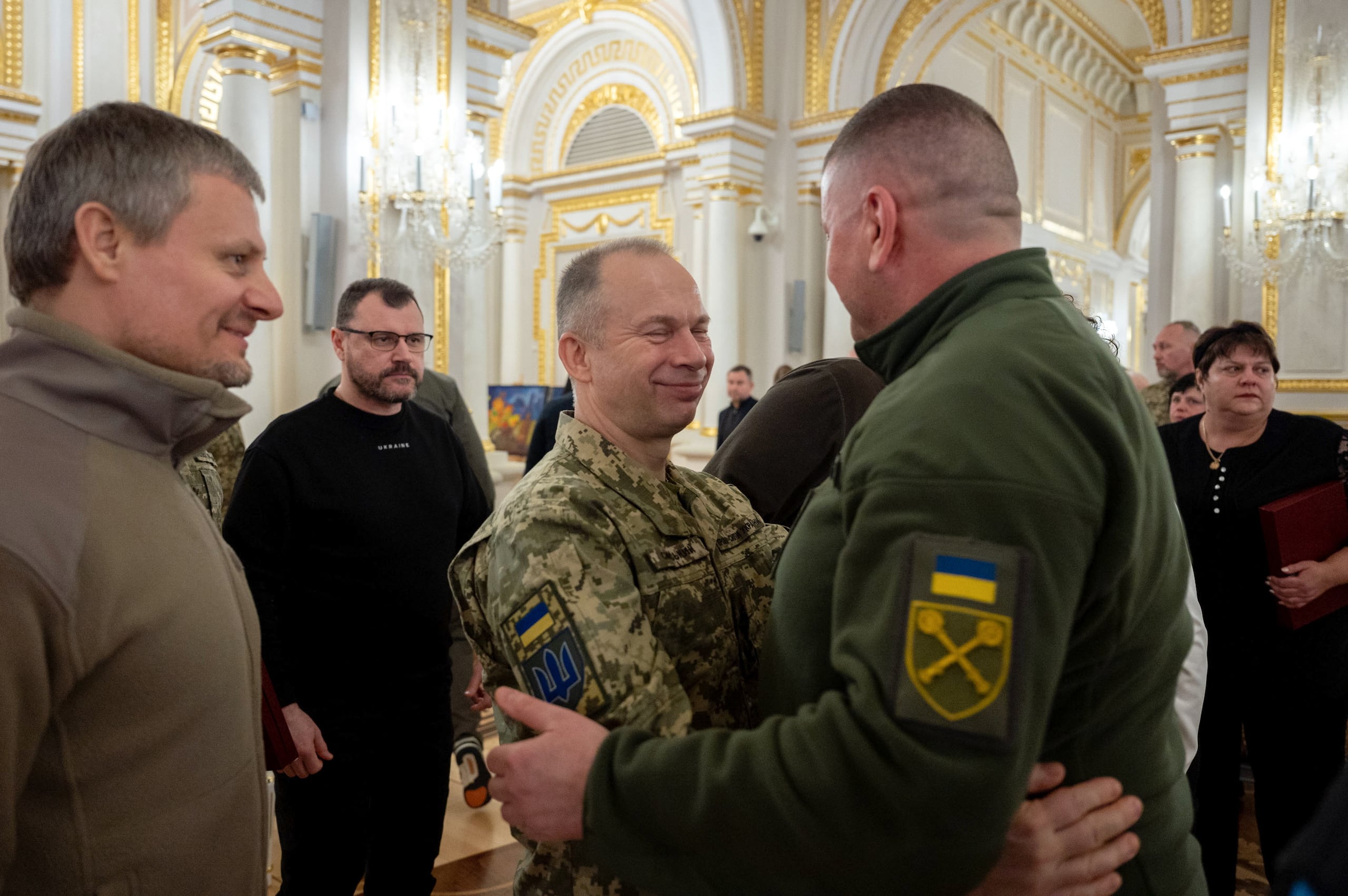 Oleksandr Syrskyi (centro), recién nombrado comandante en jefe de las Fuerzas Armadas de Ucrania, y su predecesor Valerii Zaluzhnyi (derecha) asistiendo a la ceremonia de entrega de condecoraciones en Kiev, Ucrania, el 09 de septiembre. Febrero de 2024. El 8 de febrero de 2024, el presidente de Ucrania, Zelensky, cambió de comandante en jefe de las Fuerzas Armadas de Ucrania. (EFE/EPA/SERVICIO DE PRENSA PRESIDENCIAL DE UCRANIA / FOLLETO 43303 FOLLETO SÓLO PARA USO EDITORIAL/NO VENTAS FOLLETO SÓLO PARA USO EDITORIAL/NO VENTAS)