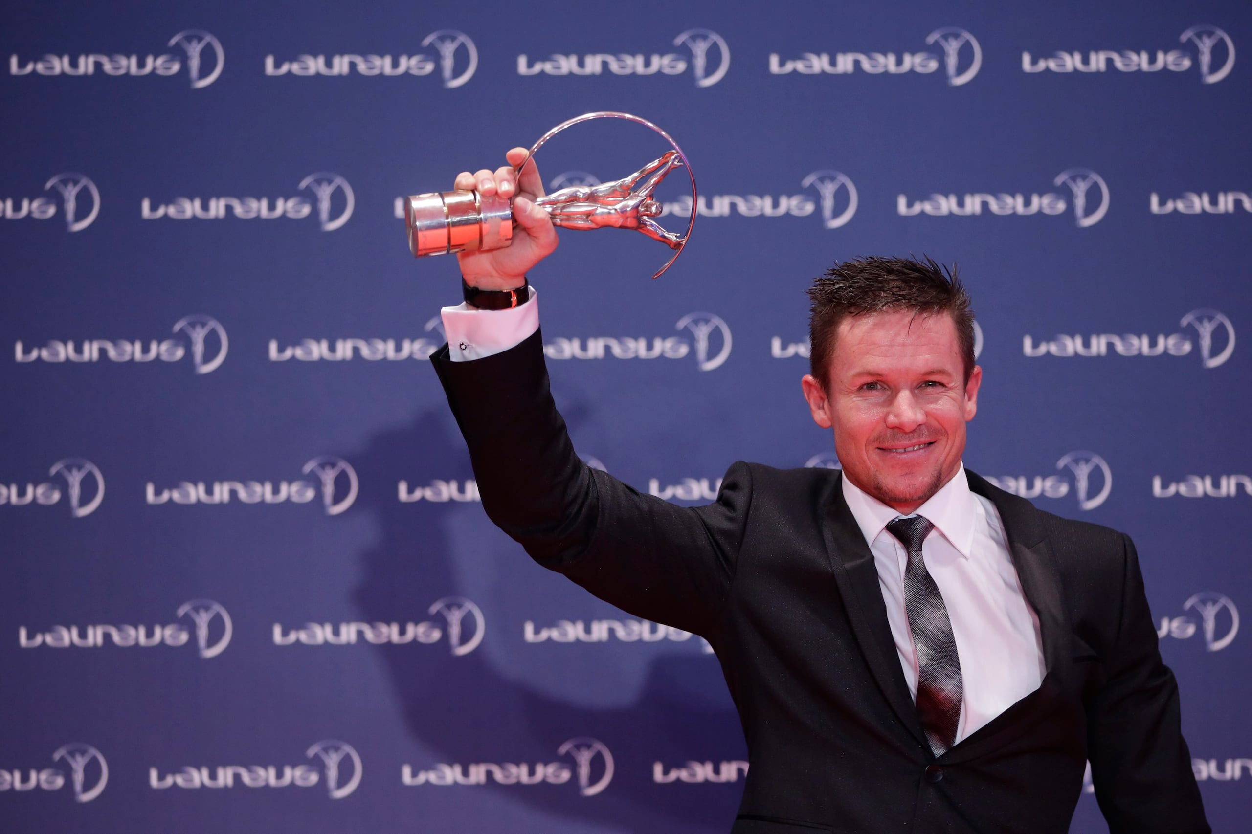 Felix Baumgartner sostiene el trofeo Laureus al Deportista de Deportes de Acción mientras posa para fotos durante la ceremonia de los Premios Laureus del Deporte Mundial en Río de Janeiro, Brasil, el 11 de marzo de 2013.