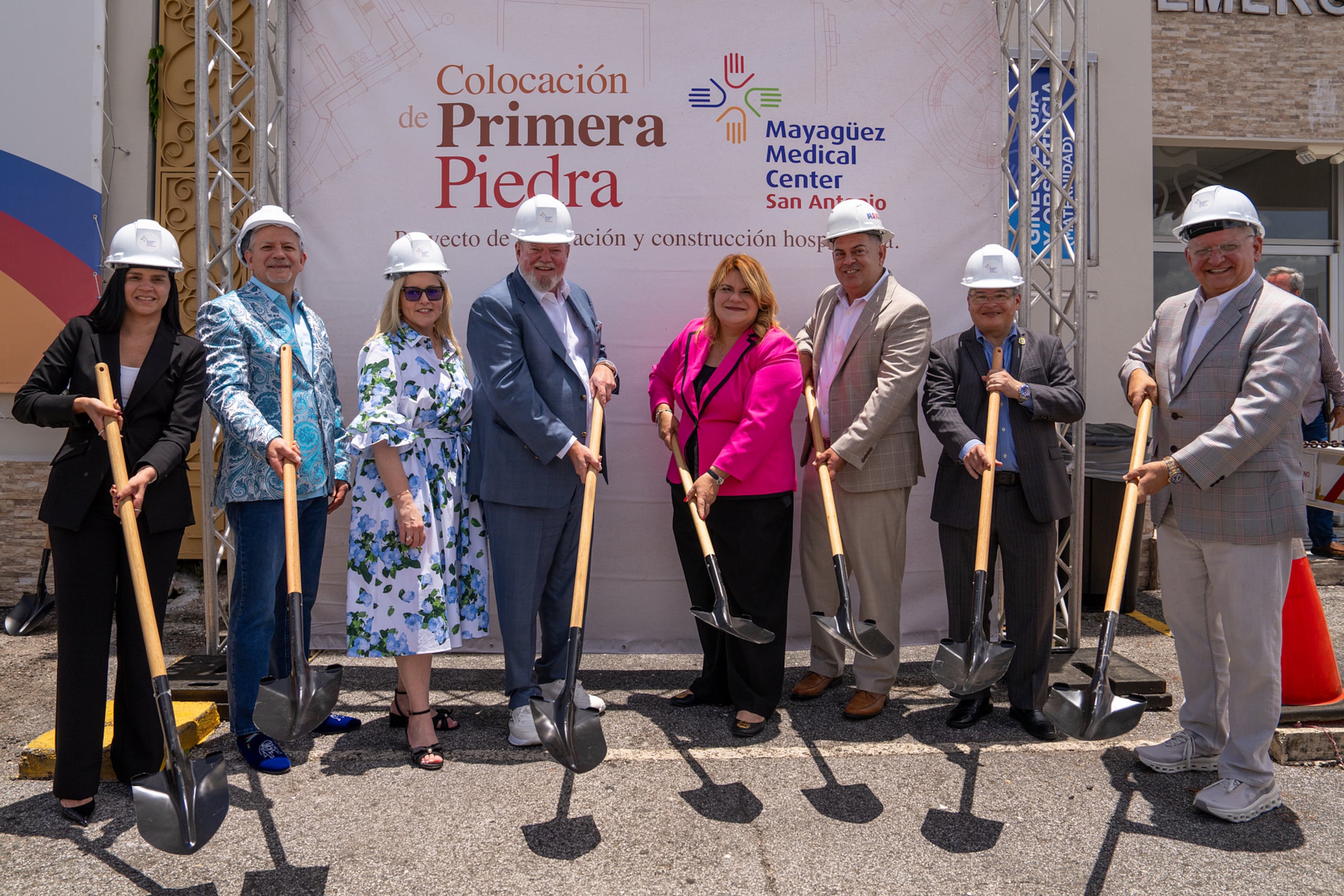 De izquierda a derecha: Lcda. Andrea Vargas, directora ejecutiva del Mayagüez Medical Center San Antonio; Julio Quirós, vicepresidente ejecutivo sénior de Administración de Grupo Hospitalario; Dra. Vielka Cintrón, directora corporativa de Educación Médica Graduada de Grupo Hospitalario; José L. Quirós, chairman & CEO de Grupo Hospitalario; Jennifer González, gobernadora de Puerto Rico; Jorge Ramos, alcalde de Mayagüez; Dr. Víctor Ramos, secretario de Salud; y Jaime Maestre, presidente de Grupo Hospitalario.