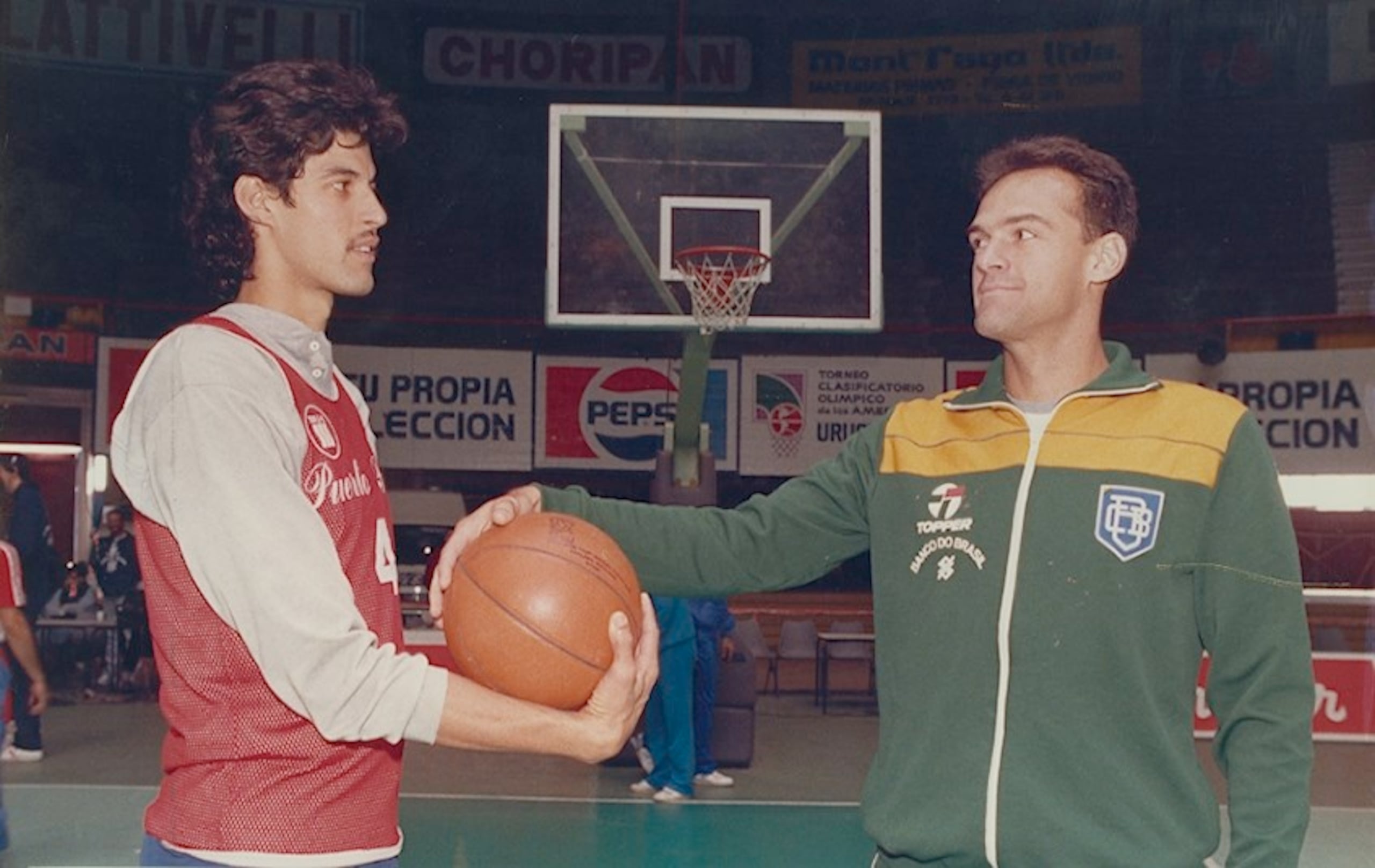 En la foto, José "Piculín"Ortiz, izquierda, y el brasileño Oscar Schmidt. (Archivo Histórico)