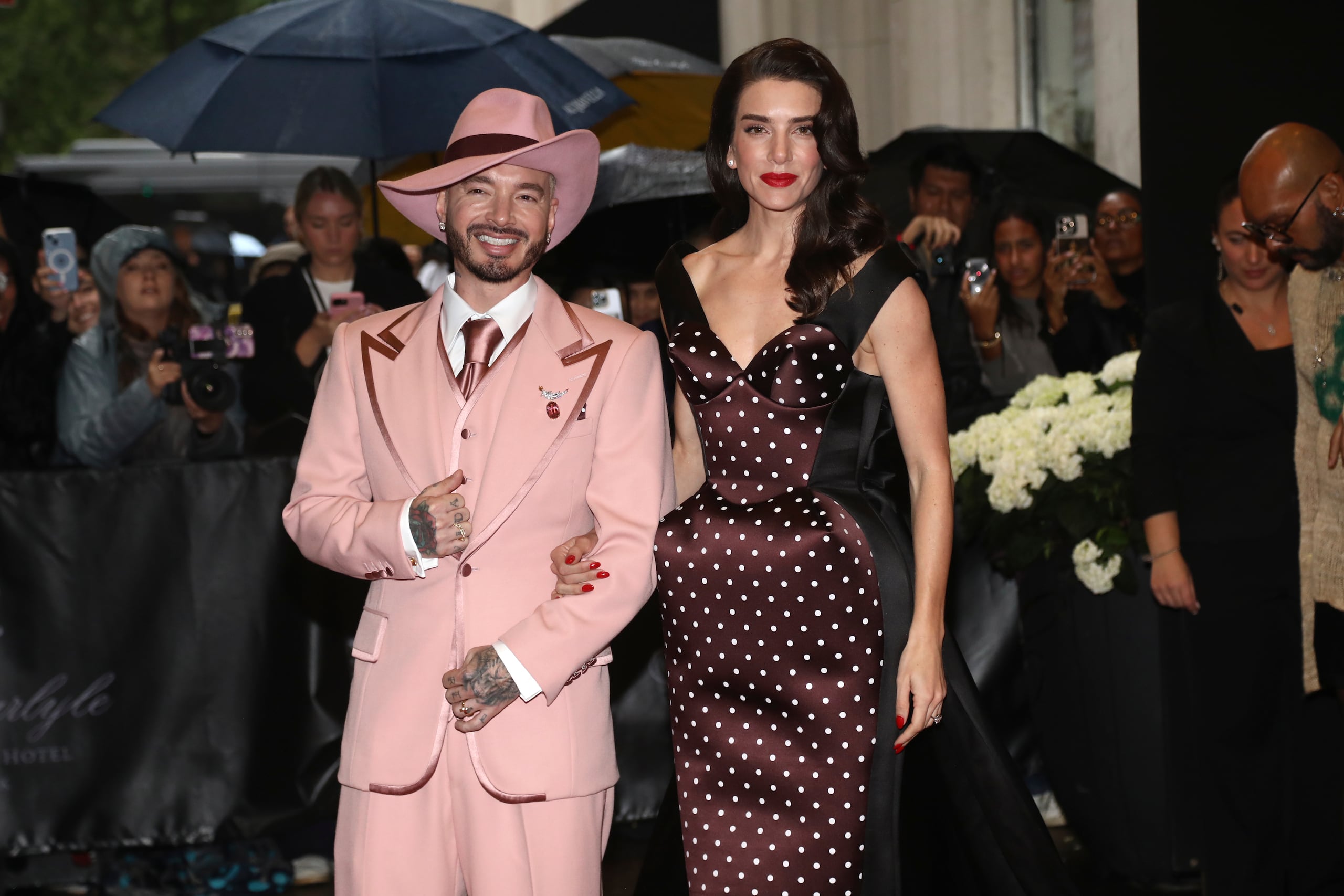 J Balvin y Valentina Ferrer cuando asistieron a la gala benéfica del Museo Metropolitano de Arte en Nueva York en 2025. (Photo by Andy Kropa/Invision/AP)