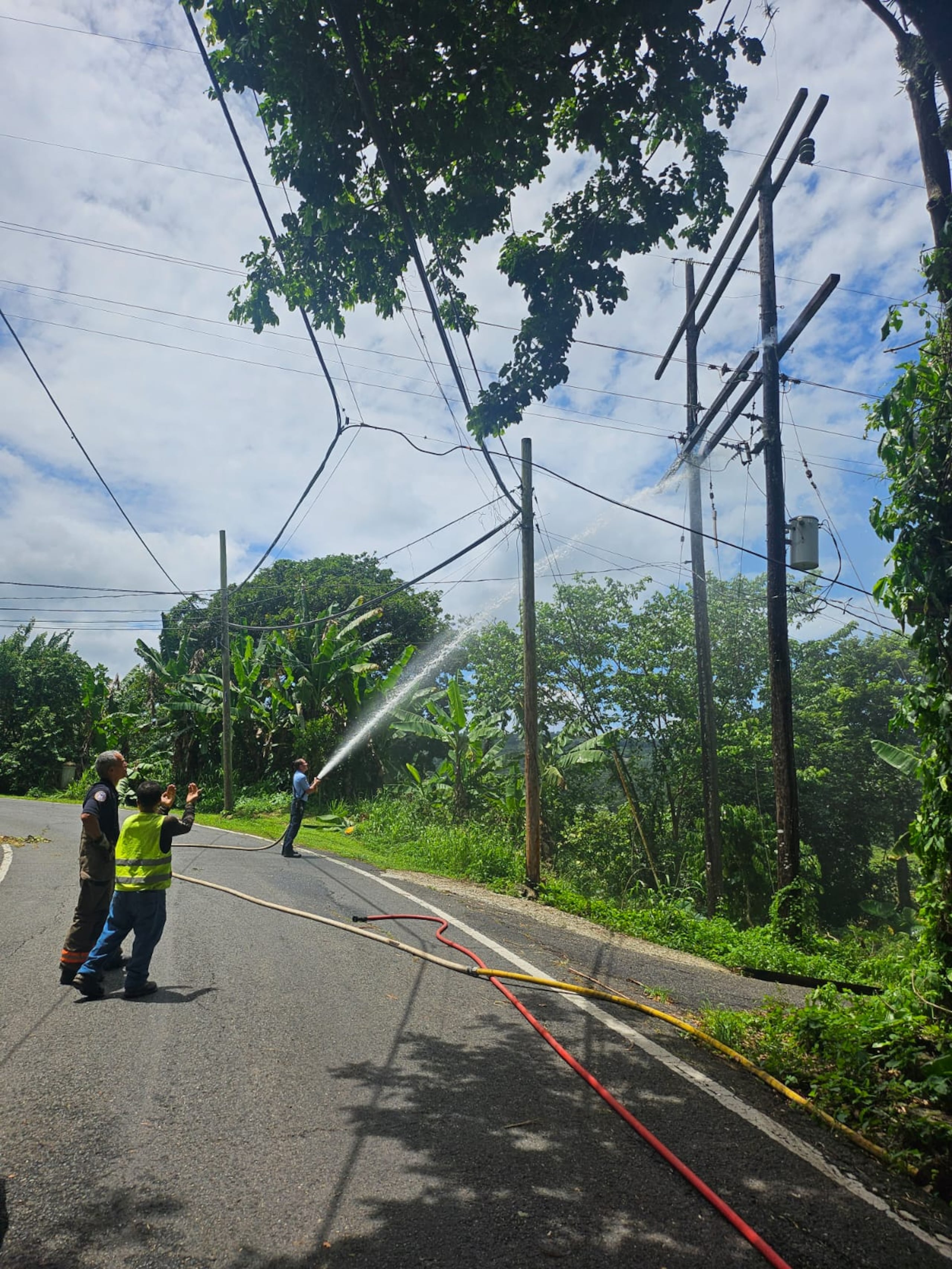 En el barrio Caguana en Utuado, la carretera PR-111 entre los kilómetros 48.8 al 49, un poste del tendido eléctrico ocasionó un incendio y no hay paso hasta que se concluyan con las labores.