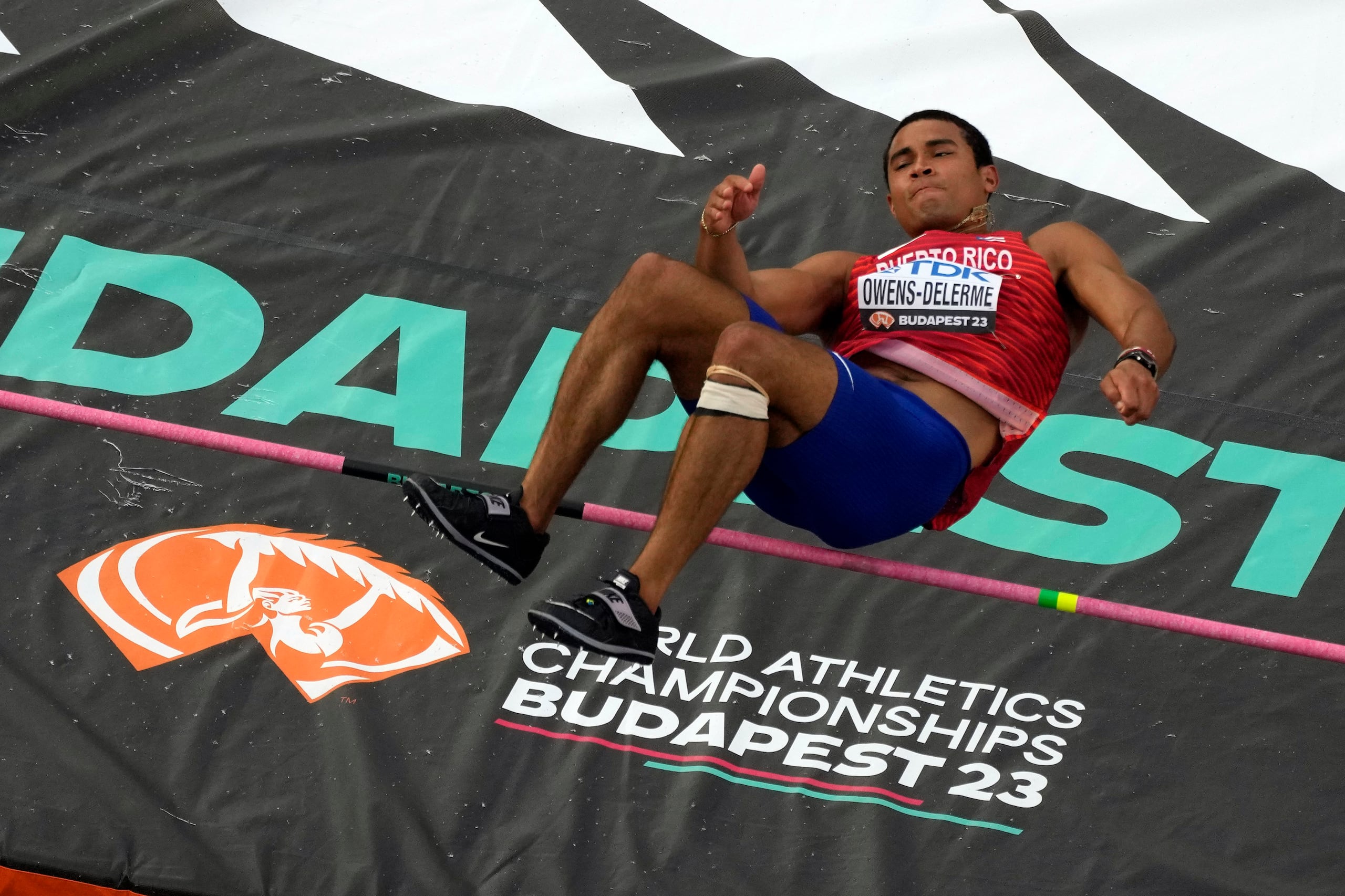 Ayden Owens-Delerme, de Puerto Rico, compite en uno de los eventos del décalo del pasado mundial de la World Athletics. World Athletics es desde hace unos años el nuevo nombre de la antigua Federación Internacional de Atletismo, la que llevaba por sus siglas el inglés el nombre de la IAAF.