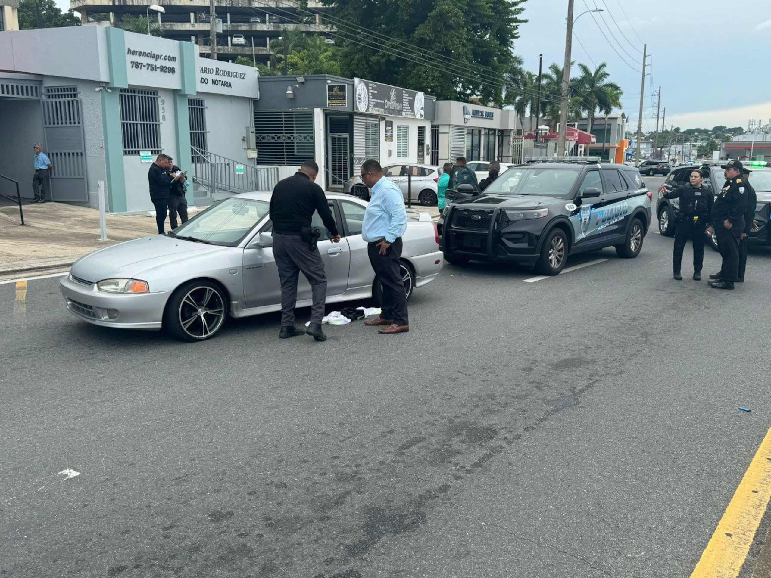 Policías municipales de San Juan arrestaron a dos sospechosos del asalto a la sucursal del Banco Popular de la Calle Loíza, en Santurce.