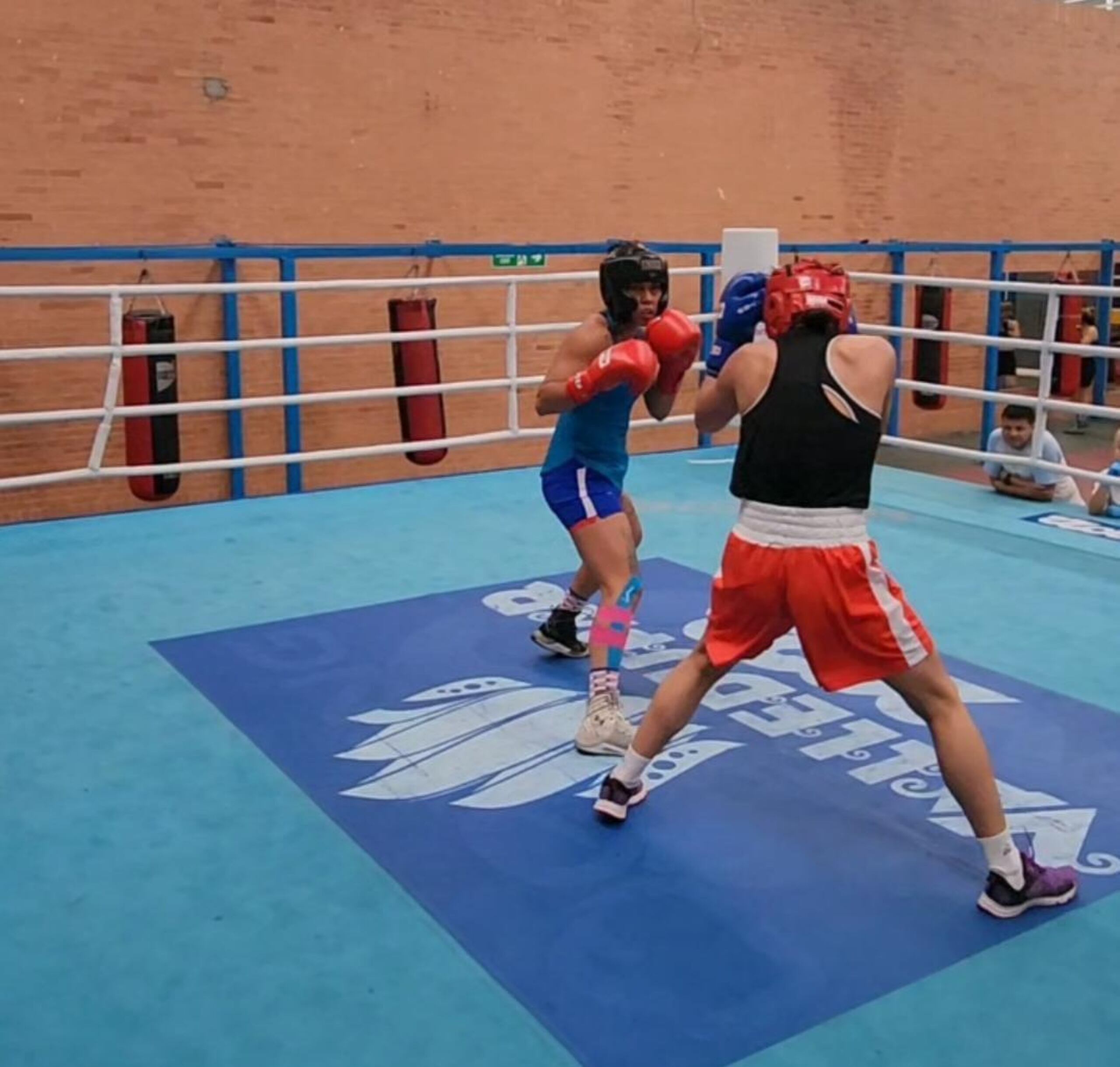 Ashleyann Locaza levanta la guardia en uno de los asaltos de guanteos que hace en la base de entrenamientos en Bogotá, Colombia, previo a los Juegos Santiago 2023.
