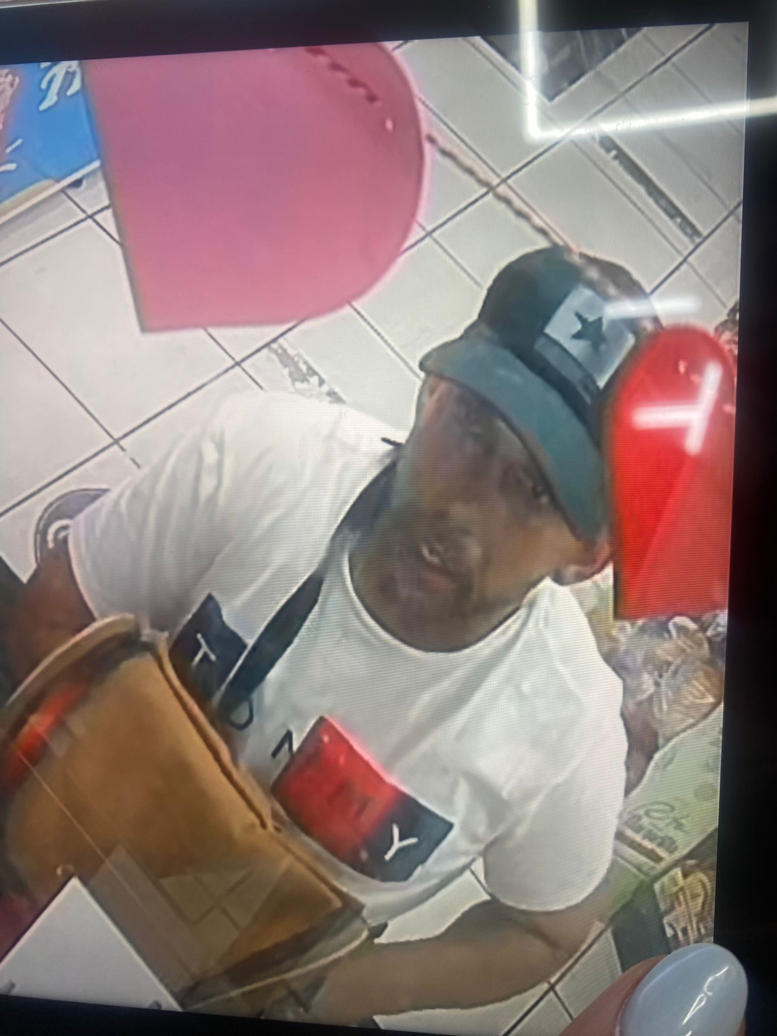 Las autoridades buscan a este individuo que figura como sospechoso de asaltar la gasolinera Texaco en la avenida 65 de Infantería, Carolina.